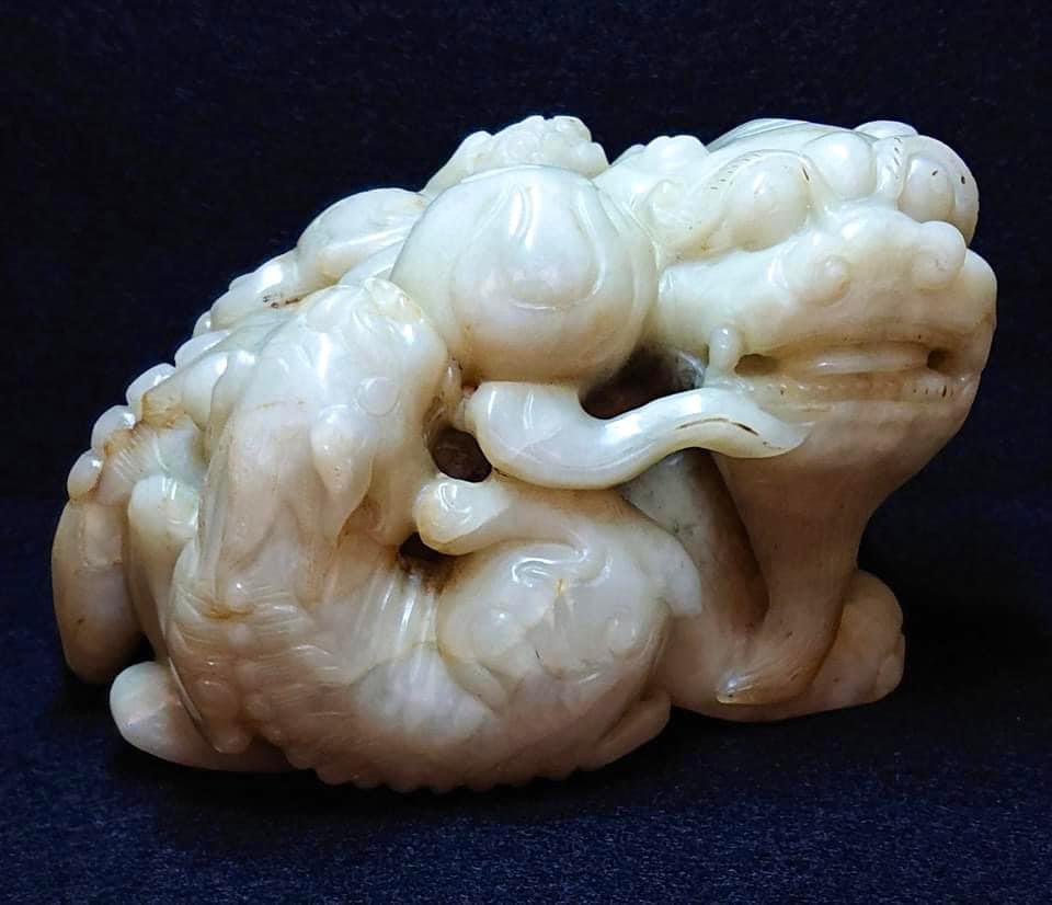 藏品：珍藏玉獅 尺寸：13×9×8.5cm 估價：9900萬港幣  玉獅代表著至高無上的帝王威儀，太獅少獅亦有借諧音「太師少師」，寓高官厚祿。