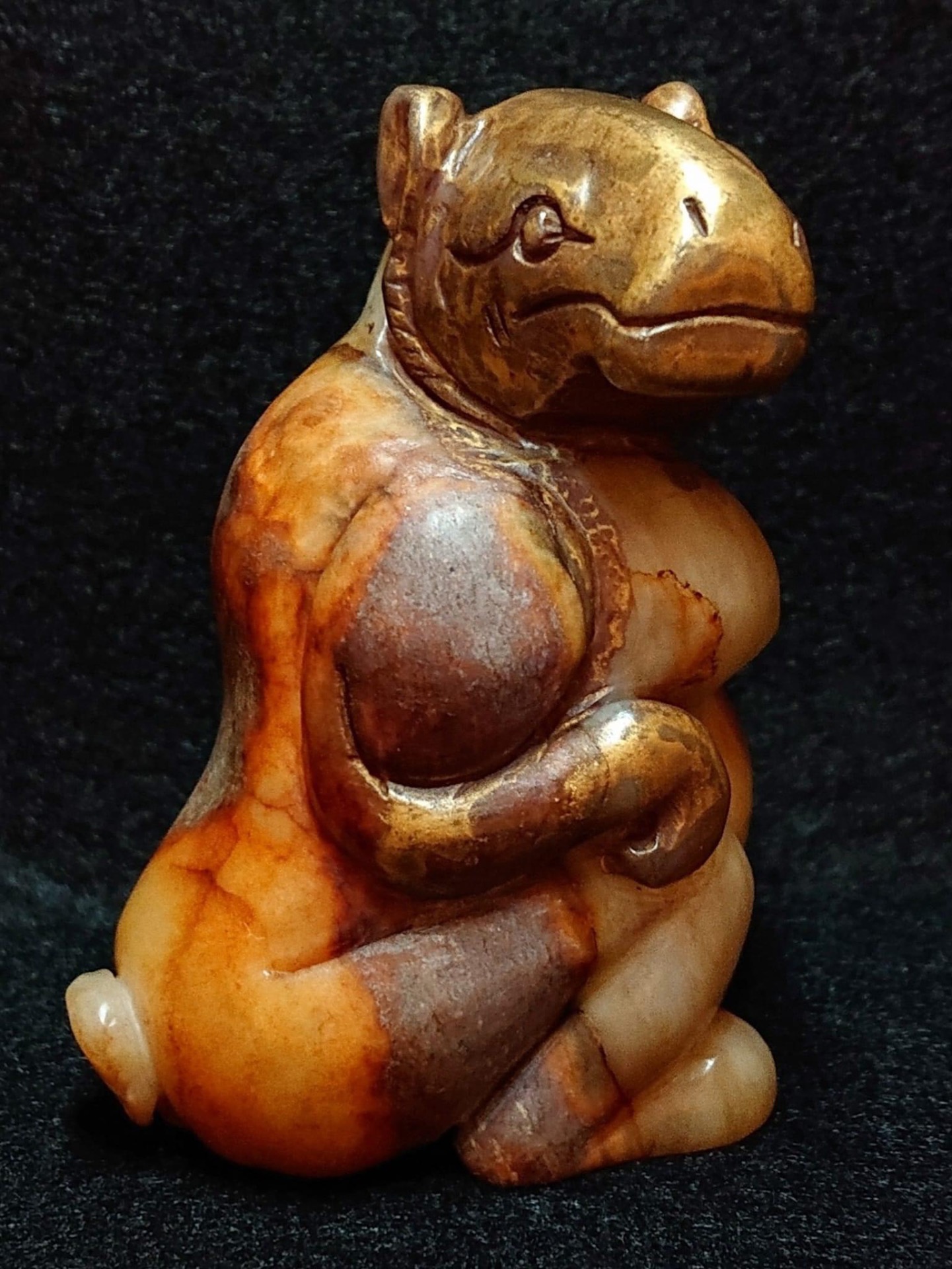 藏品：珍藏鎏金玉熊 尺寸：7.5×5×4cm 估價：6500萬港幣  熊之本能，表面憨態可掬，實則大智如愚，孔猛有力，有「熊韜豹略，熊羆百萬」之讚。