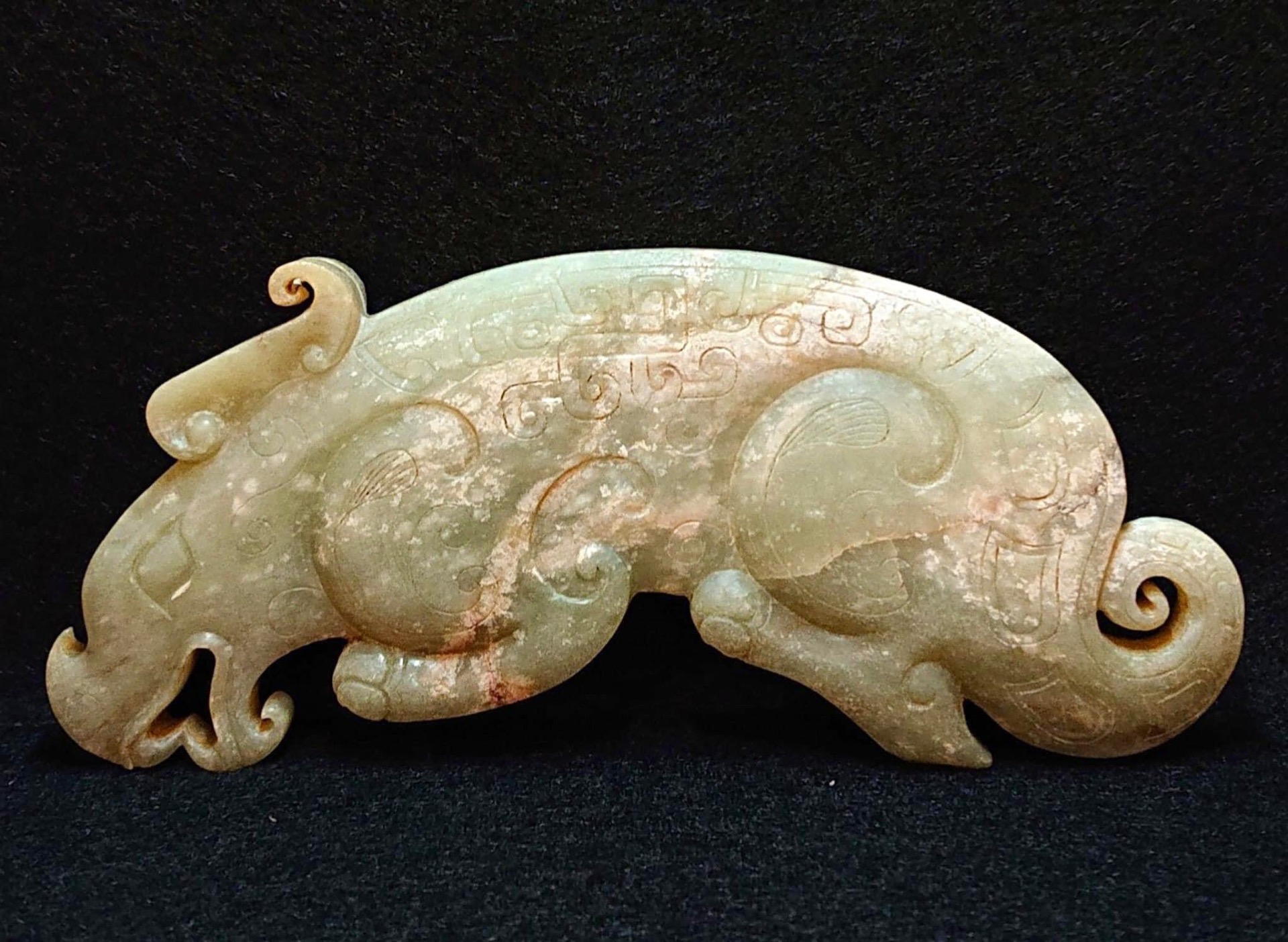 藏品：珍藏玉瑞獸 尺寸：14.1×5.8×1.3cm 估價：8900萬港幣  雕件中的瑞獸很多，玉瑞獸也深受廣大人民群眾的喜愛。