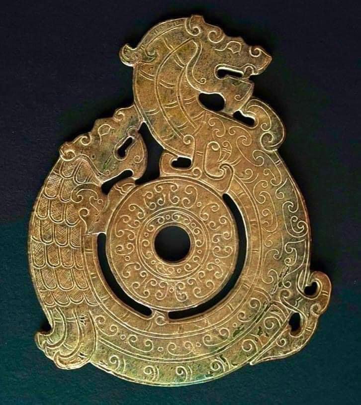 藏品：珍藏玉龍出廓璧 尺寸：36×29.5×0.8cm 估價：3.5億港幣  璧是用於祭天的玉器。玉璧除了作為禮器，也是帝王權力及財富的象徵。