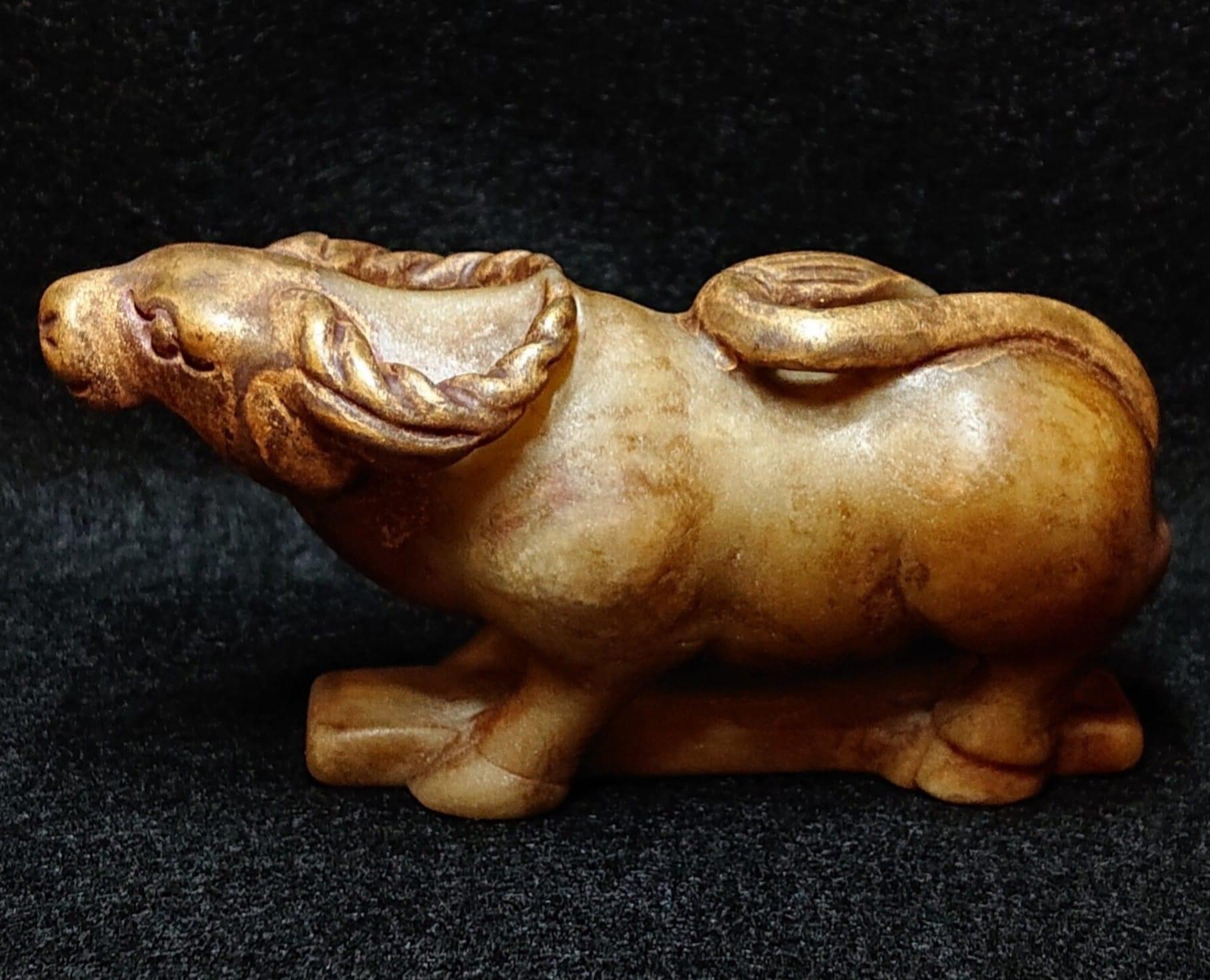 藏品：珍藏玉牛 尺寸：9×4.5×3cm 估價：3500萬港幣  人們遂稱牛為“仁畜”，甚至譽為“神牛”，牛文化也隨之產生，成為中華民族傳統文化的一部分。
