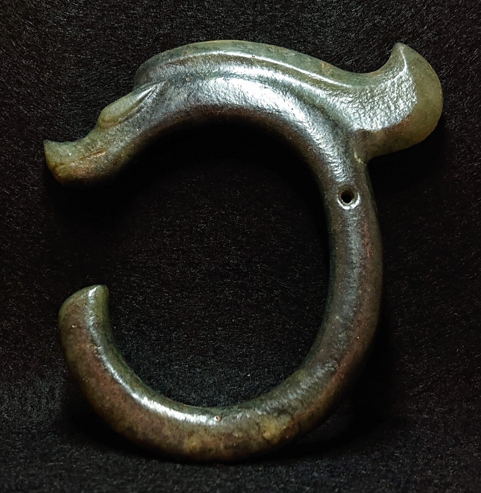 藏品：帝王珍藏古玉龍 尺寸：11.5×11.5×1cm 估價：11.5億港幣  古玉龍應是一種神器，一種紅山先民所崇拜且代表其祖先神靈的圖騰物。