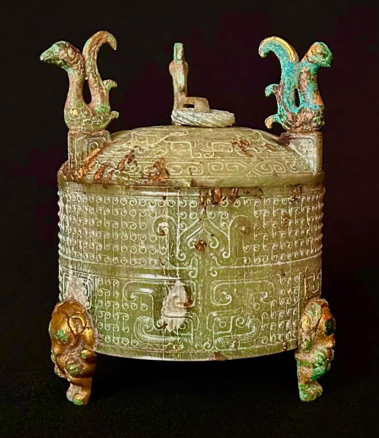 藏品：珍藏鎏金玉奩 尺寸：14×11.7×11.7cm 估價：1.2億港幣  玉奩為皇宮、貴族重要之器物，若為壽辰之禮，更能展現尊貴及財富。