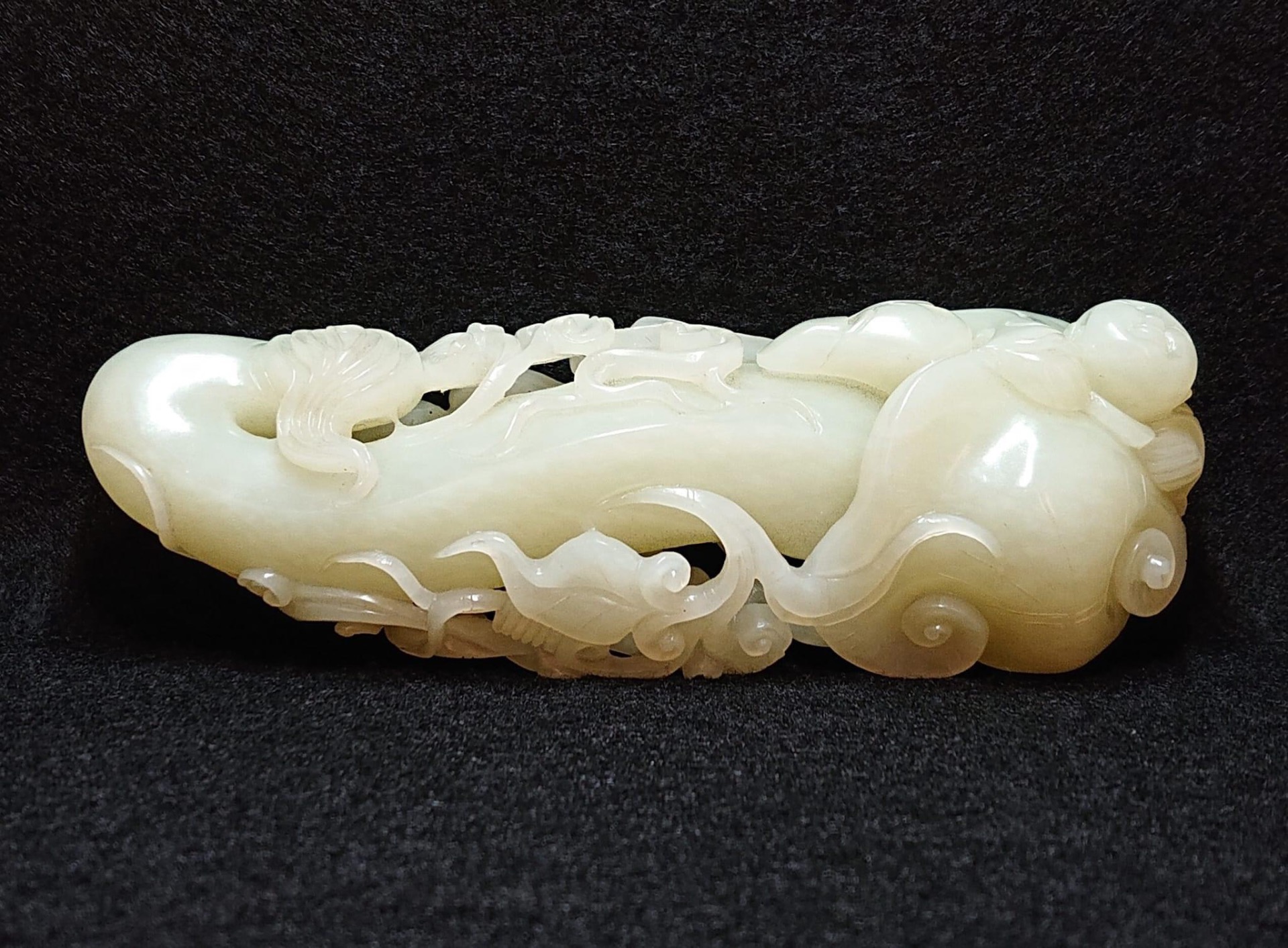藏品：珍藏玉如意童子 尺寸：16.5×5×3.5cm 估價：6600萬港幣  「玉如意」在皇帝登基大典上，主管禮儀者必敬獻一柄「玉如意」以祝政通人和，國泰民安。