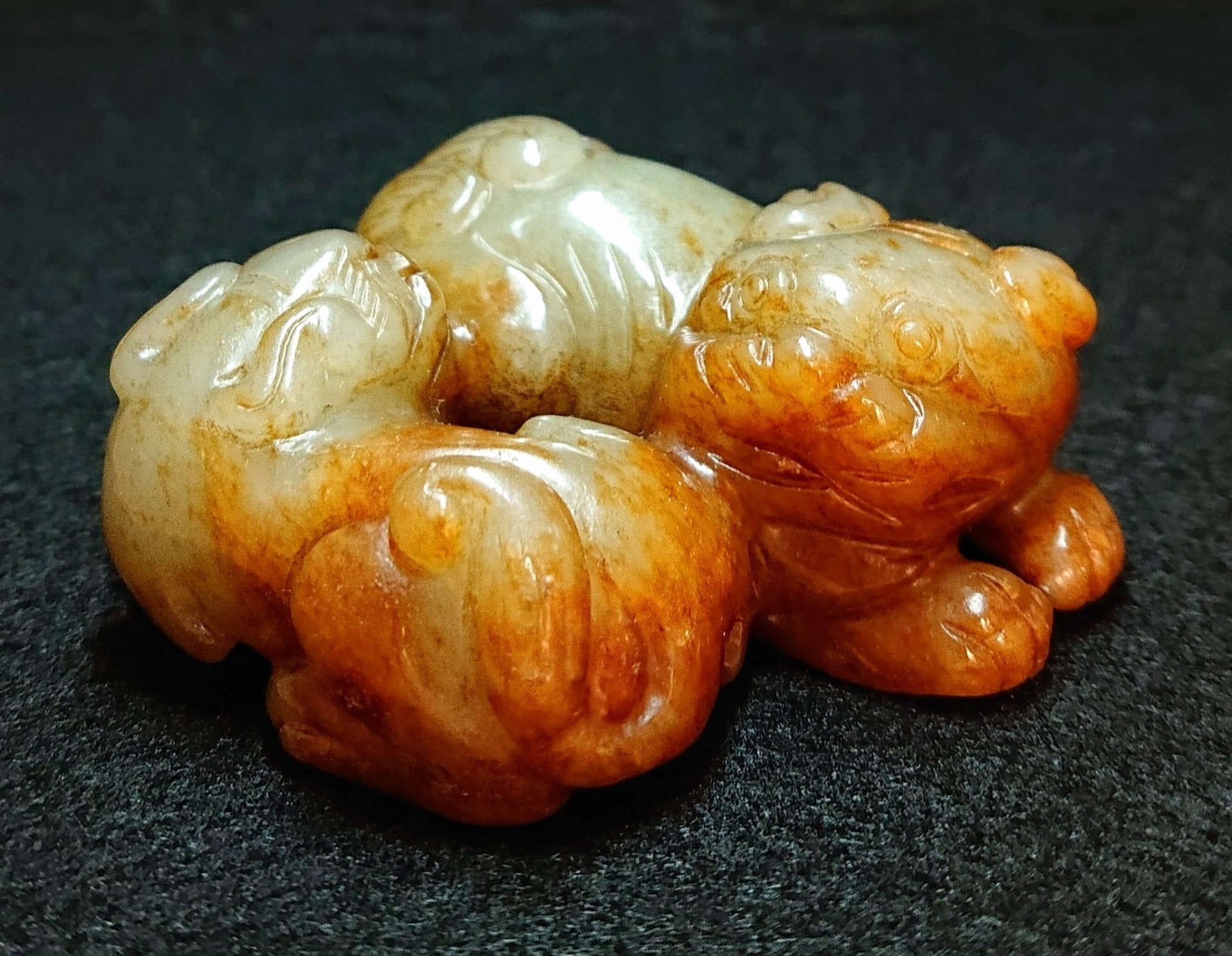 藏品：珍藏玉獅 尺寸：10.5×5×2.8cm 估價：3800萬港幣  玉獅代表著至高無上的帝王威儀，太獅少獅亦有諧音「太師少師」，寓高官厚祿。