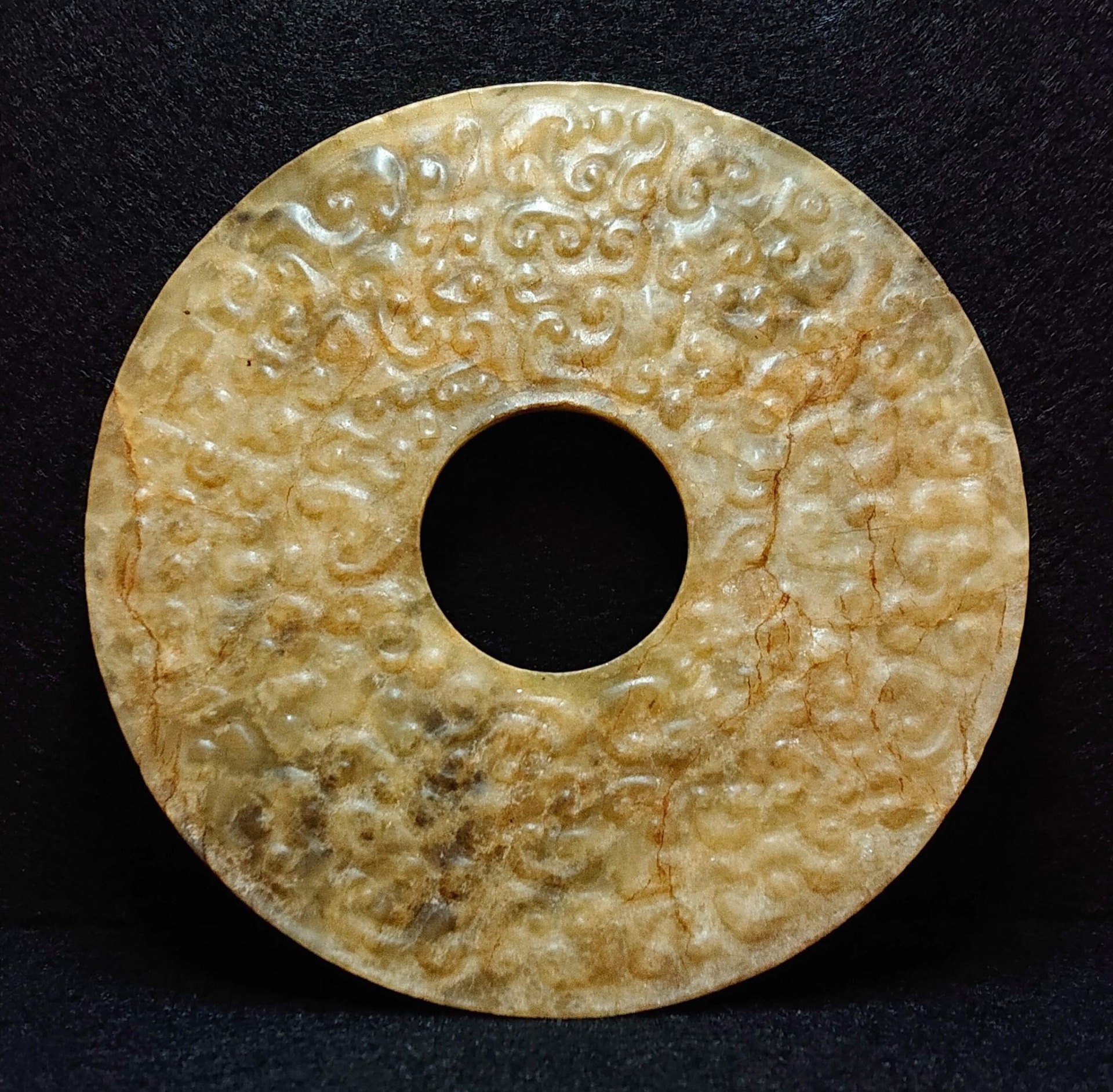 品藏：珍藏古玉璧 尺寸：12.3×12.3×0.5cm 估價：1.35億港幣  璧是用於祭天的玉器。玉璧除了作為禮器，也是權力及財富的象徵。