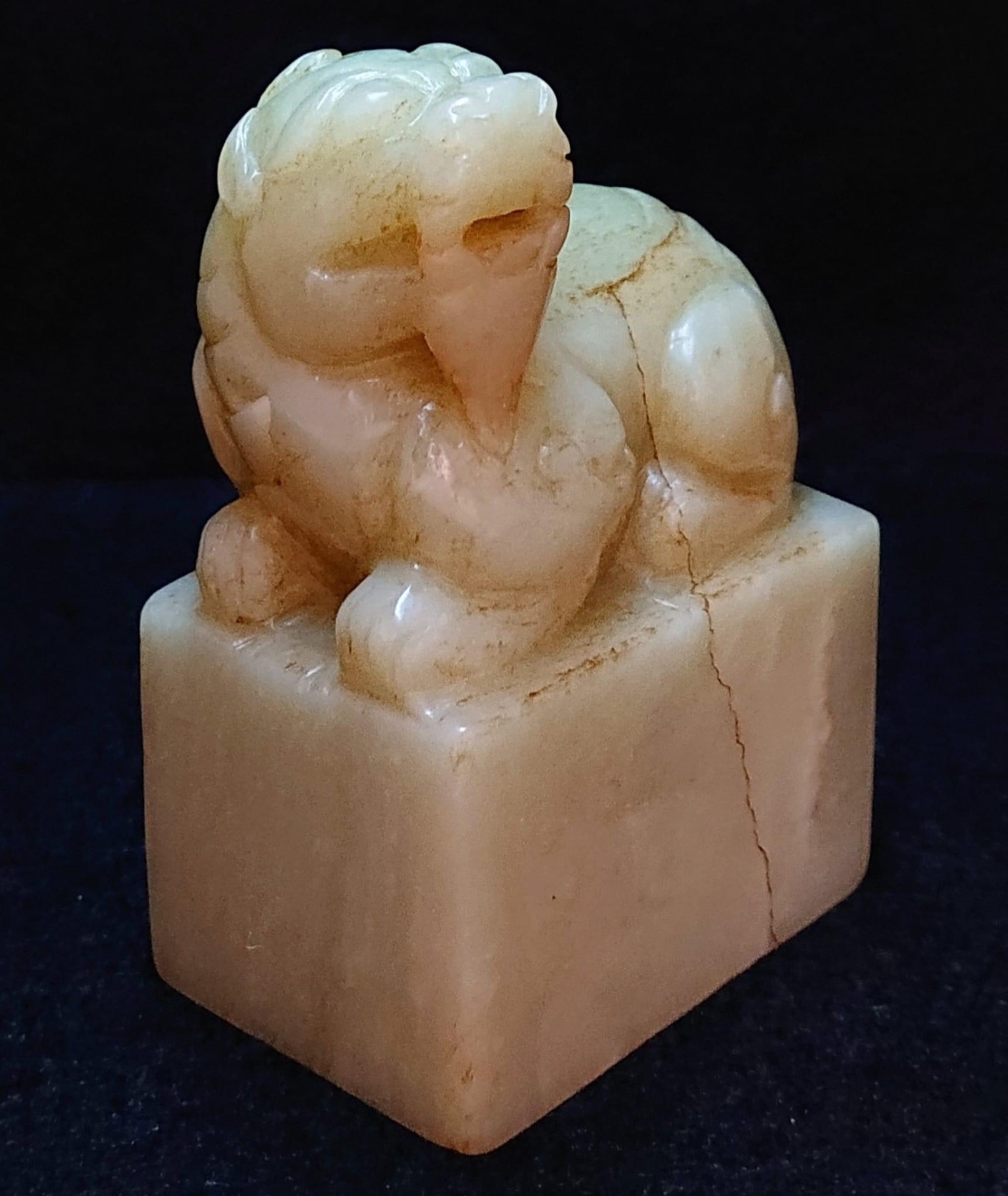 藏品：珍藏玉瑞獸印 尺寸：7.7×5×3.5cm 估價：7700萬港幣  雕件中的瑞獸很多，玉瑞獸也深受廣大人民群眾的喜愛。