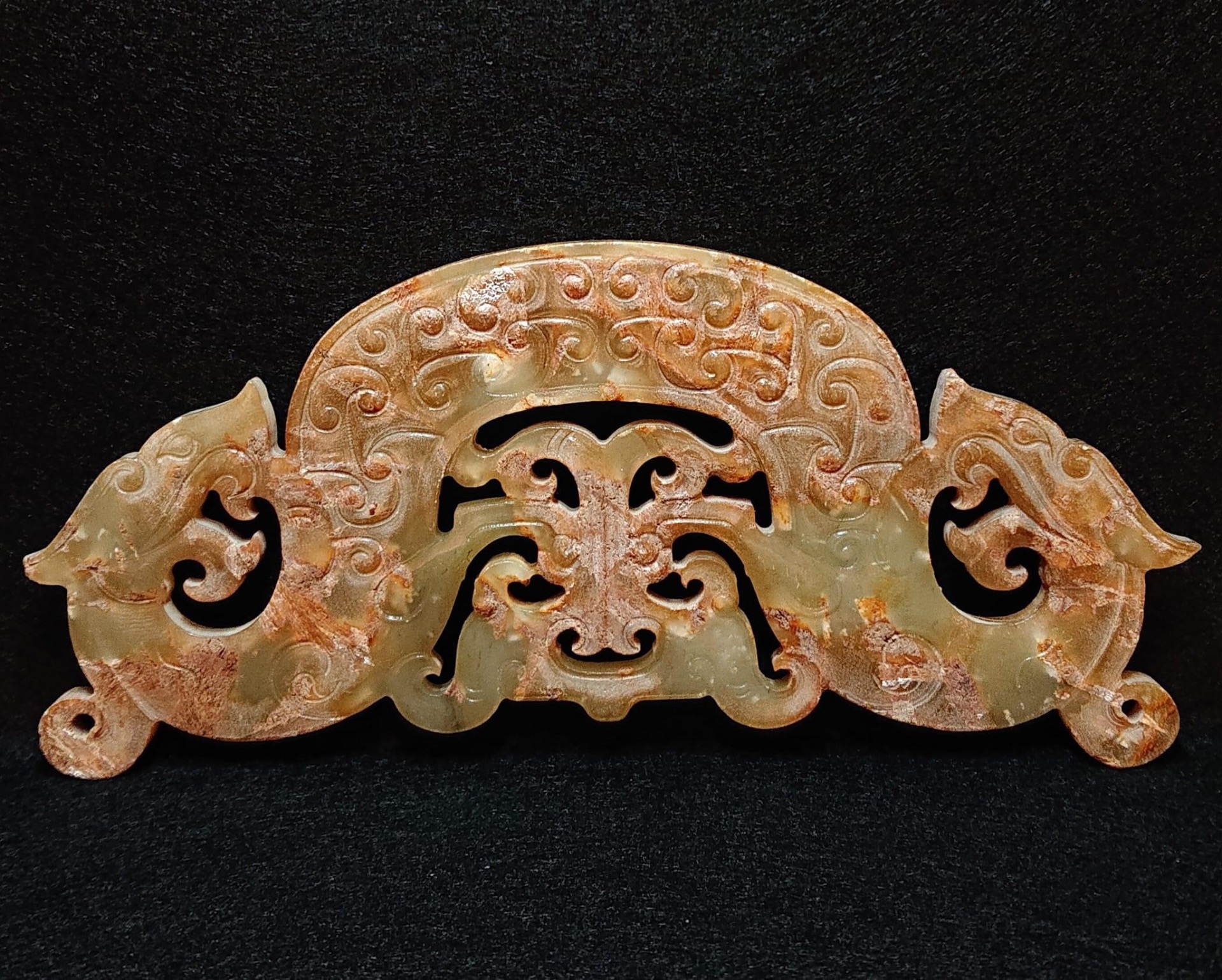 藏品：珍藏古玉龍珮 尺寸：17.5×7.5×0.5cm 估價：1.2億港幣  龍是中華的圖騰、代表，龍文化上下八千年，源遠流長，是中國帝王文化的象徵。