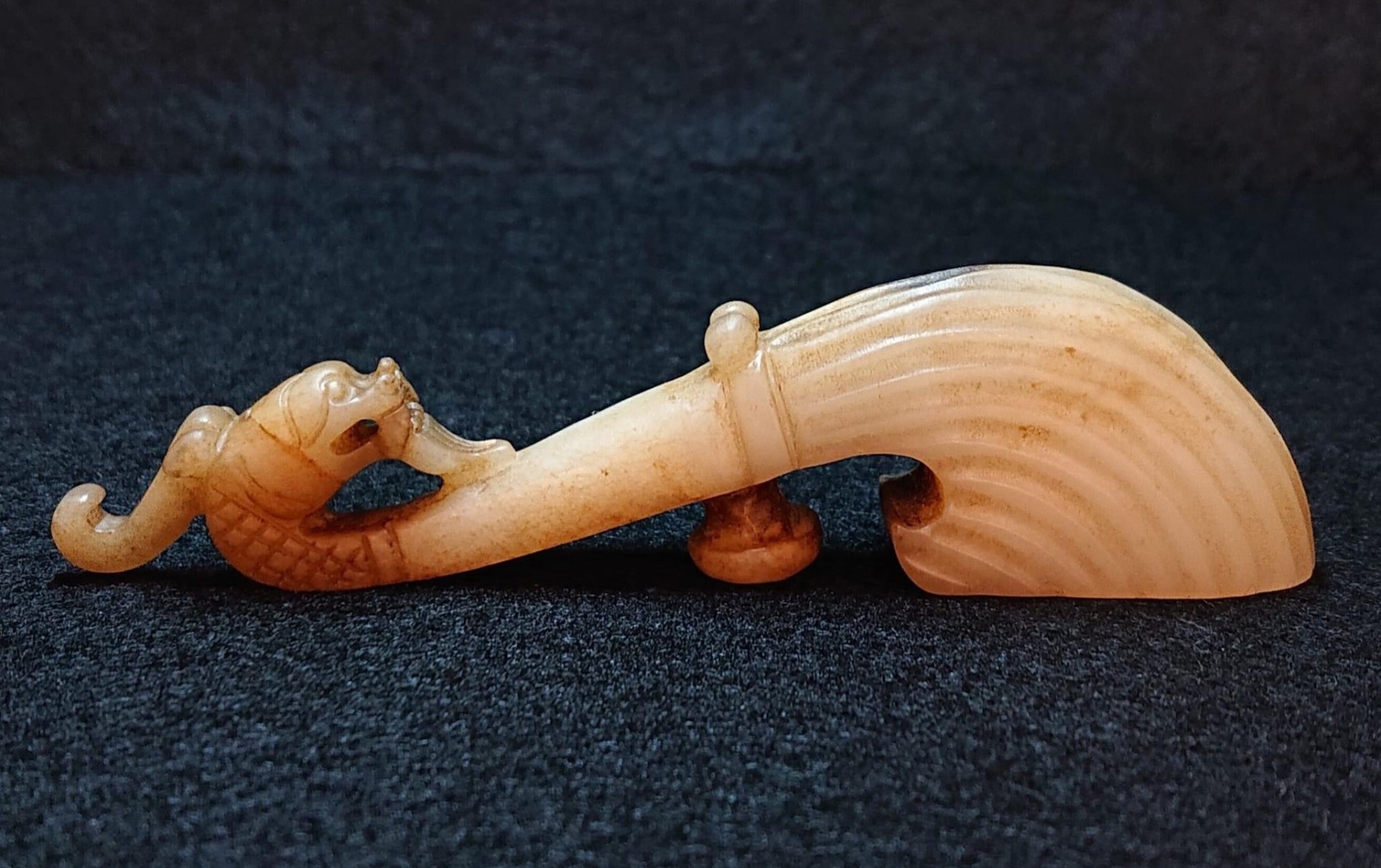 藏品：珍藏玉龍帶鉤 尺寸：11.3×3×1.7cm 估價：5500萬港幣  龍是中華的圖騰、代表，龍文化上下八千年，源遠流長，是中國帝王文化的象徵。