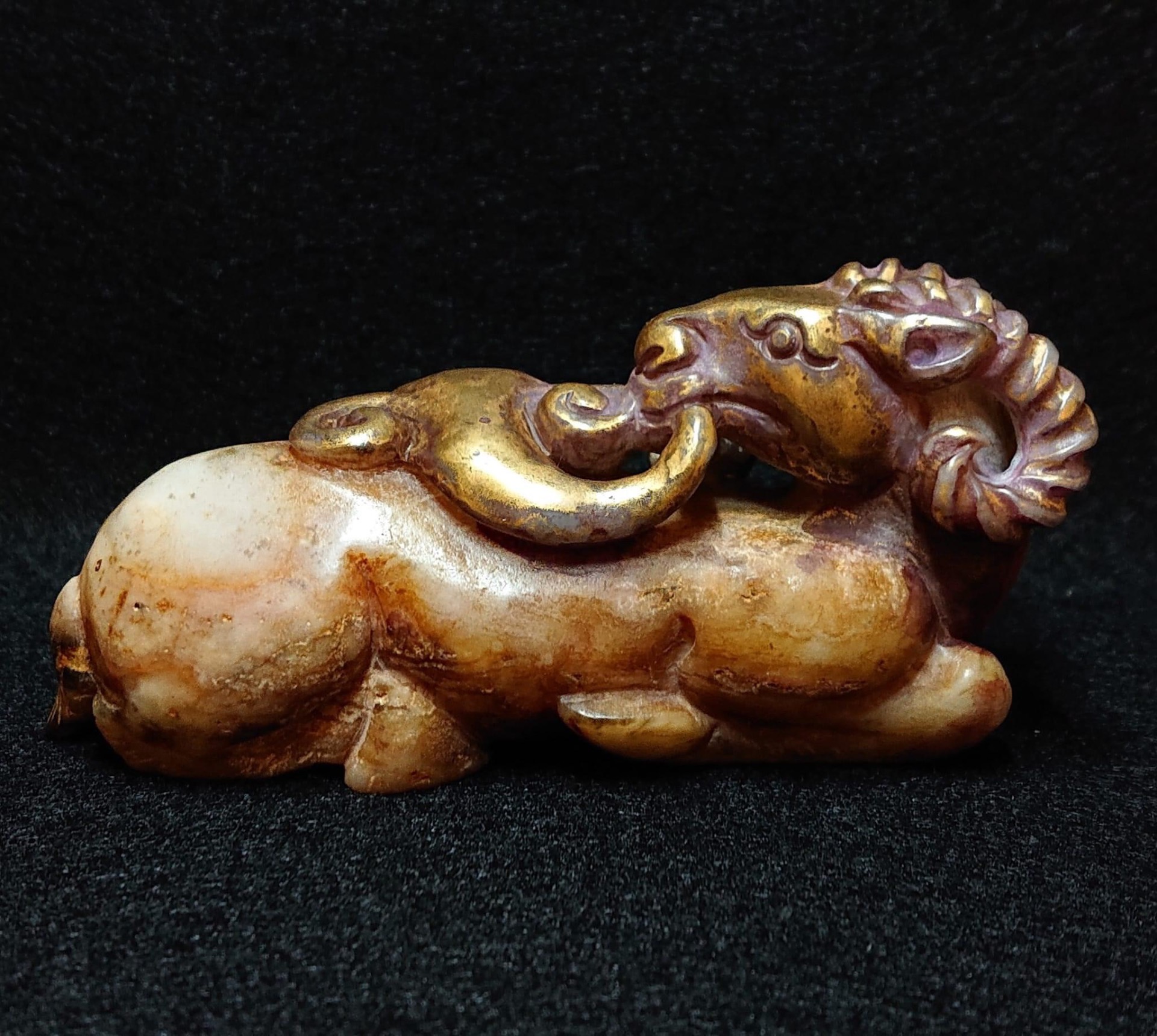 藏品：珍藏鎏金玉羊 尺寸：10.5×5×3.5cm 估價：5200萬港幣  古代玉羊多數是立體圓雕，大部分作鎮物或裝飾用，因羊與祥諧音，取吉祥之意。