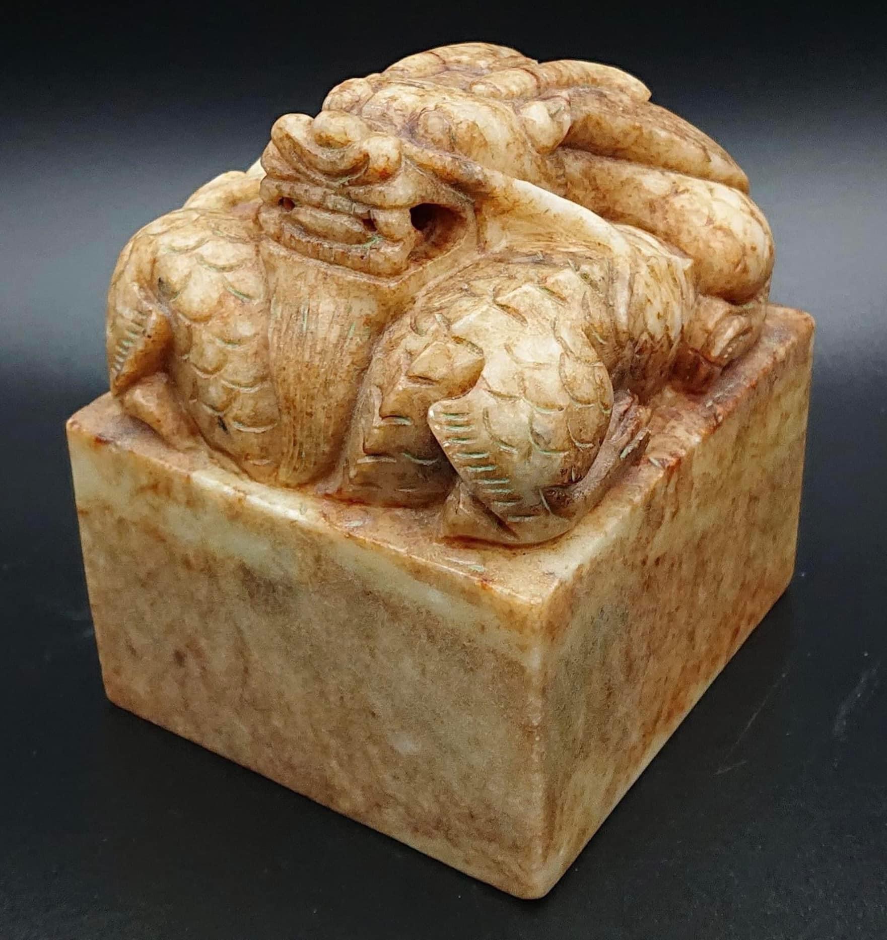 藏品：帝王珍藏玉璽 尺寸：8×8×10cm 估價：55.9億港幣  玉璽關乎封建國家的根本，故稱之為「國之重器」。誠如乾隆帝所說：「蓋天子所重，以治宇宙，申經綸，莫重於國寶」。