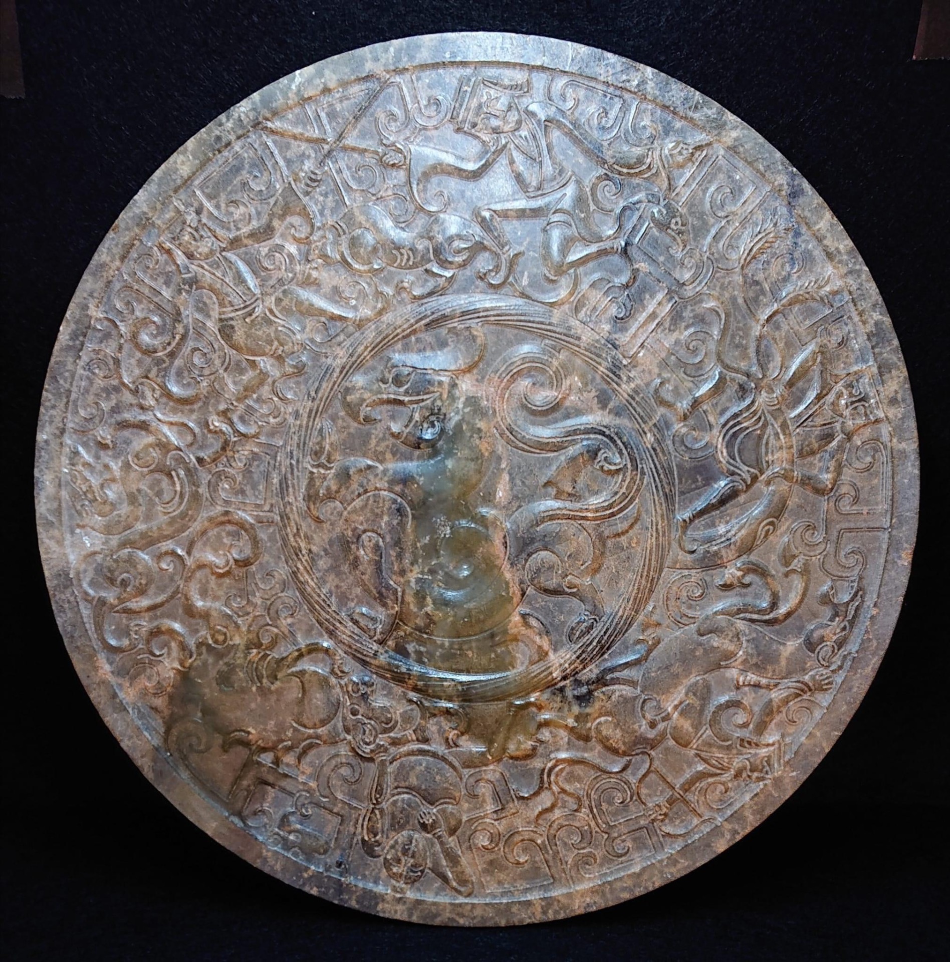 藏品：帝王珍藏古玉璧 尺寸：20×20×0.6cm 估價：5億港幣  璧是用於祭天的玉器，以蒼璧禮天。玉璧除了作為禮器，也是權力及財富的象徵。