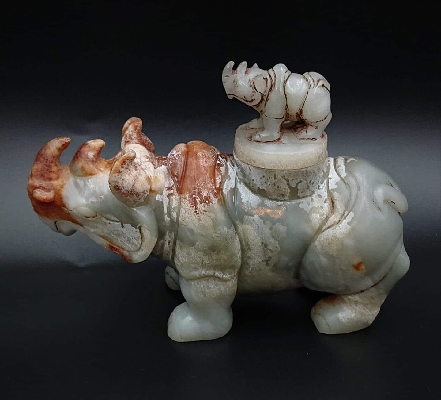 藏品：珍藏玉犀牛 尺寸：15×10.5×5.5cm 估價：8900萬港幣  犀牛精神就是一種韌性，玉雕犀牛也代表古代帝王一心一意做好一件事情，看準目標向前衝，堅持不懈，直到成功。