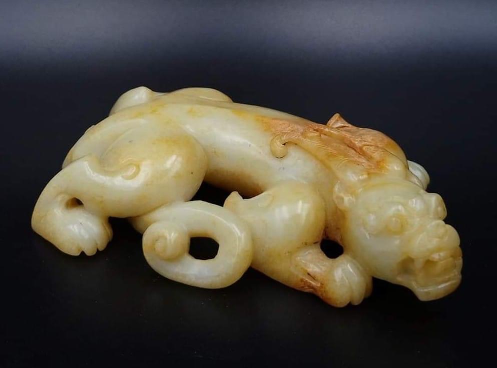 藏品：珍藏玉瑞獸 尺寸：10.5×6×2cm 估價：2300萬港幣  雕件中的瑞獸很多，玉瑞獸也深受廣大人民群眾的喜愛。