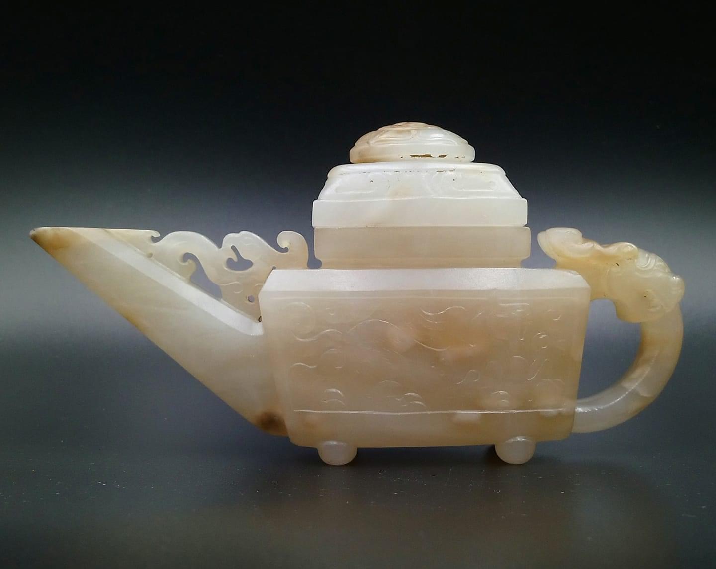 藏品：珍藏玉壺 尺寸：12×6×3cm 估價：2200萬港幣  中國明代玉壺，也常常將壺流做成獸首吞口狀，清代，壺流有吞口，亦有獸口、龍口。