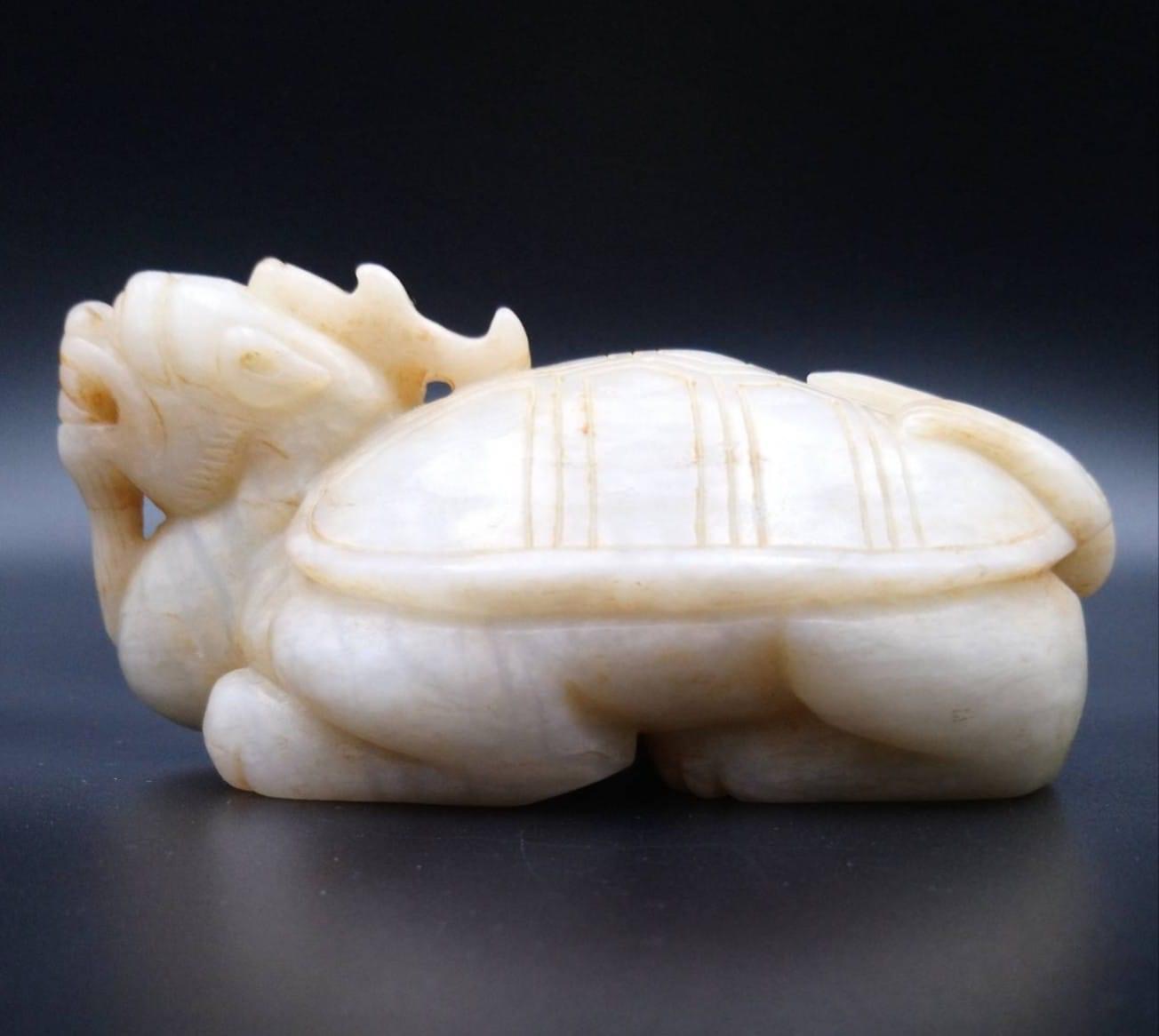 藏品：珍藏玉龍龜 尺寸：11×7×5cm 估價：6500萬港幣  龍是權利的象徵，龜代表長壽，龍龜在傳統文化中是瑞獸之一，在玉器中龍龜則代表著“衣錦榮歸”的意義。