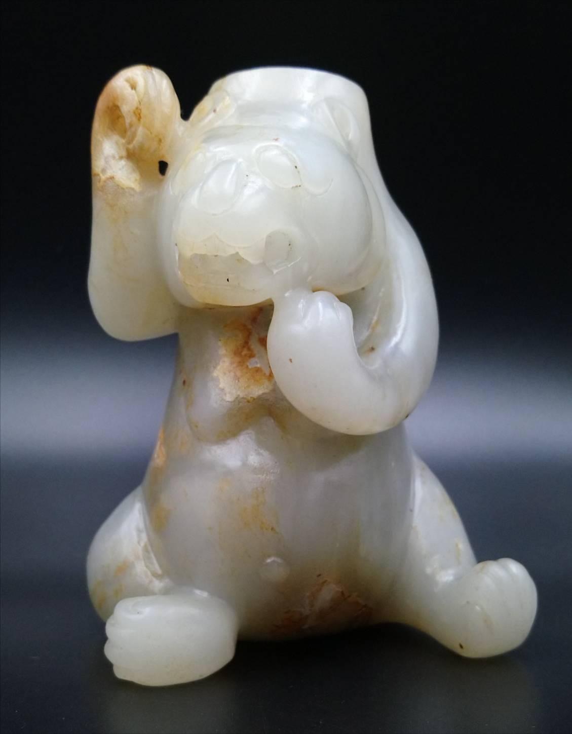 藏品：珍藏玉熊尊 尺寸：9.5×7×7cm 估價：5100萬港幣  熊之本能，表面憨態可掬，實則大智如愚，孔猛有力，有「熊韜豹略，熊羆百萬」之讚。