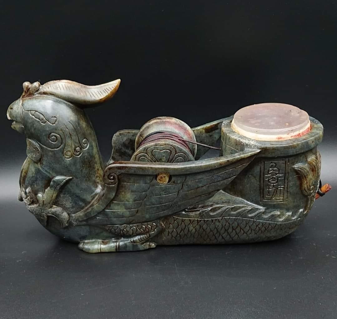 藏品：珍藏魯班玉墨斗 尺寸：22×12×6cm 估價：8500萬港幣  墨斗的發明，在東方應該是魯班，但在古埃及也有考證到類似的工具。