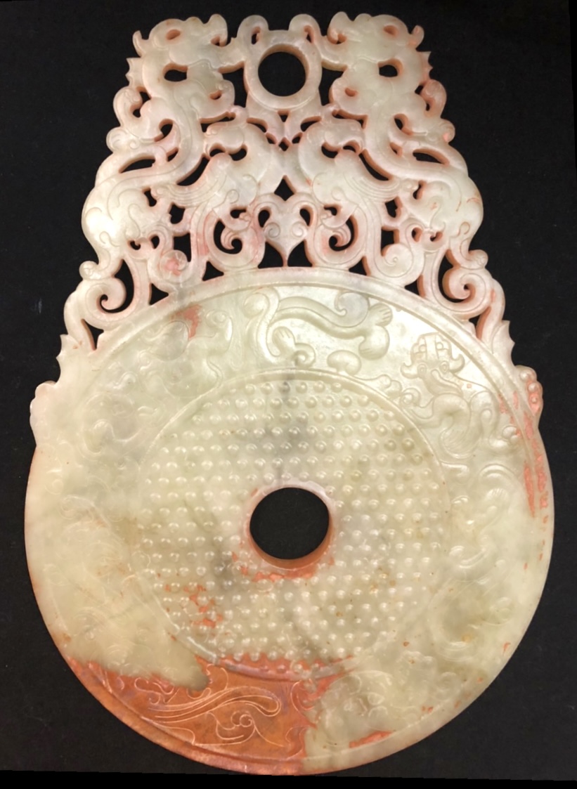 藏品：珍藏玉龍出廓璧 尺寸：35.9×20×0.8cm 估價：15.5億港幣  璧是用於祭天的玉器。玉璧除了作為禮器，也是帝王權力及財富的象徵。