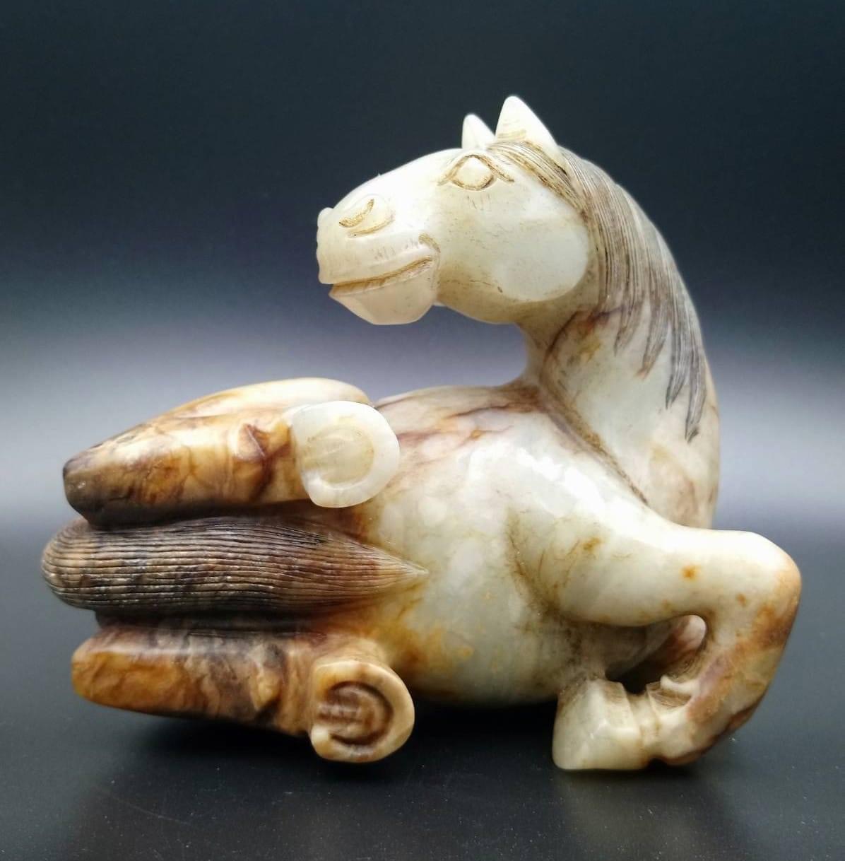 藏品：珍藏古玉馬 尺寸：12×10×6.8cm 估價：8800萬港幣  唐宋時期多為皇親貴族持有，寓意「馬到成功」或「馬上翻身」。