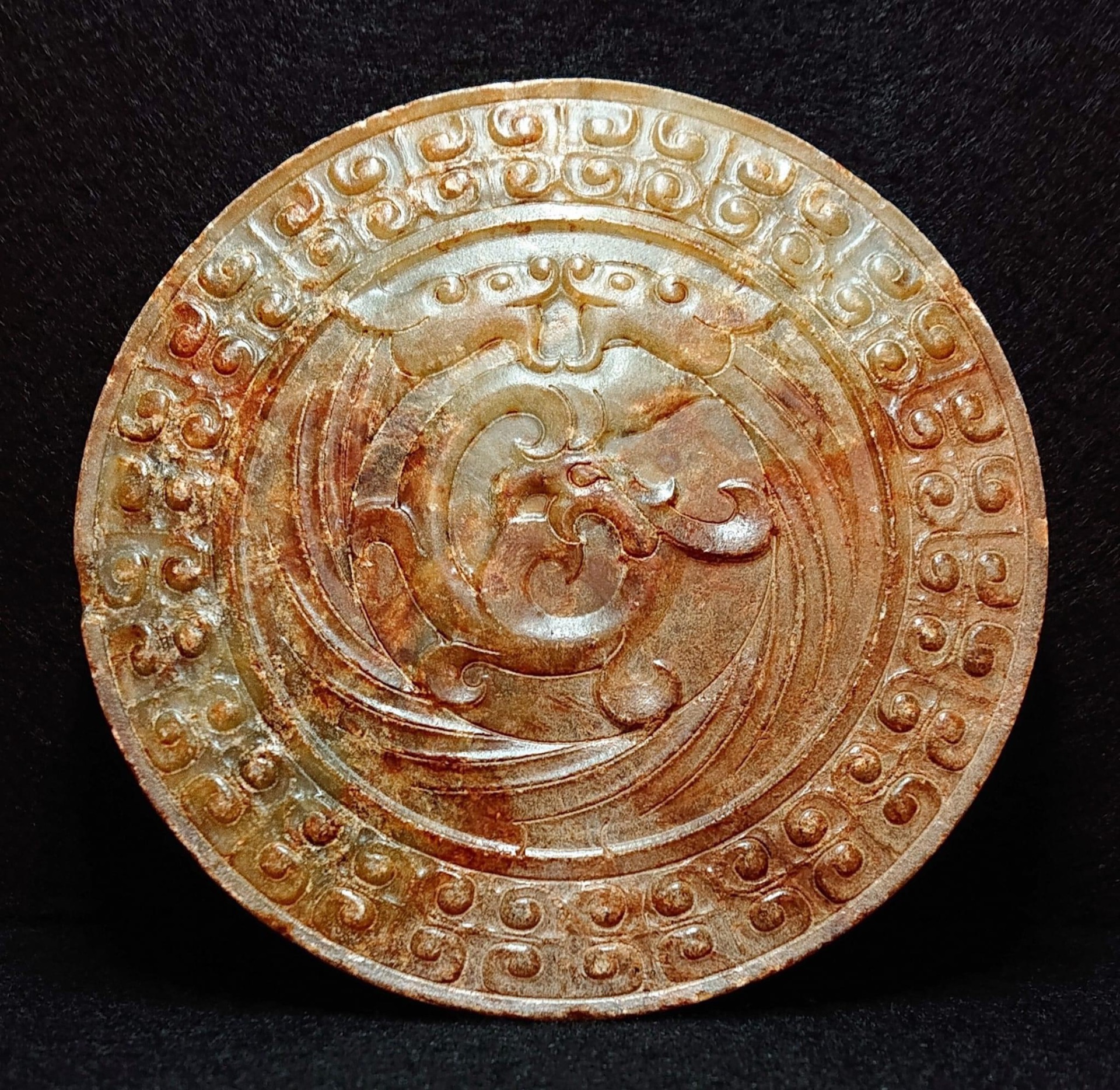 藏品：珍藏古玉龍璧 尺寸：11.9×11.9×0.7cm 估價：2.8億港幣  璧是用於祭天的玉器。玉璧除了作為禮器，也是權力及財富的象徵。