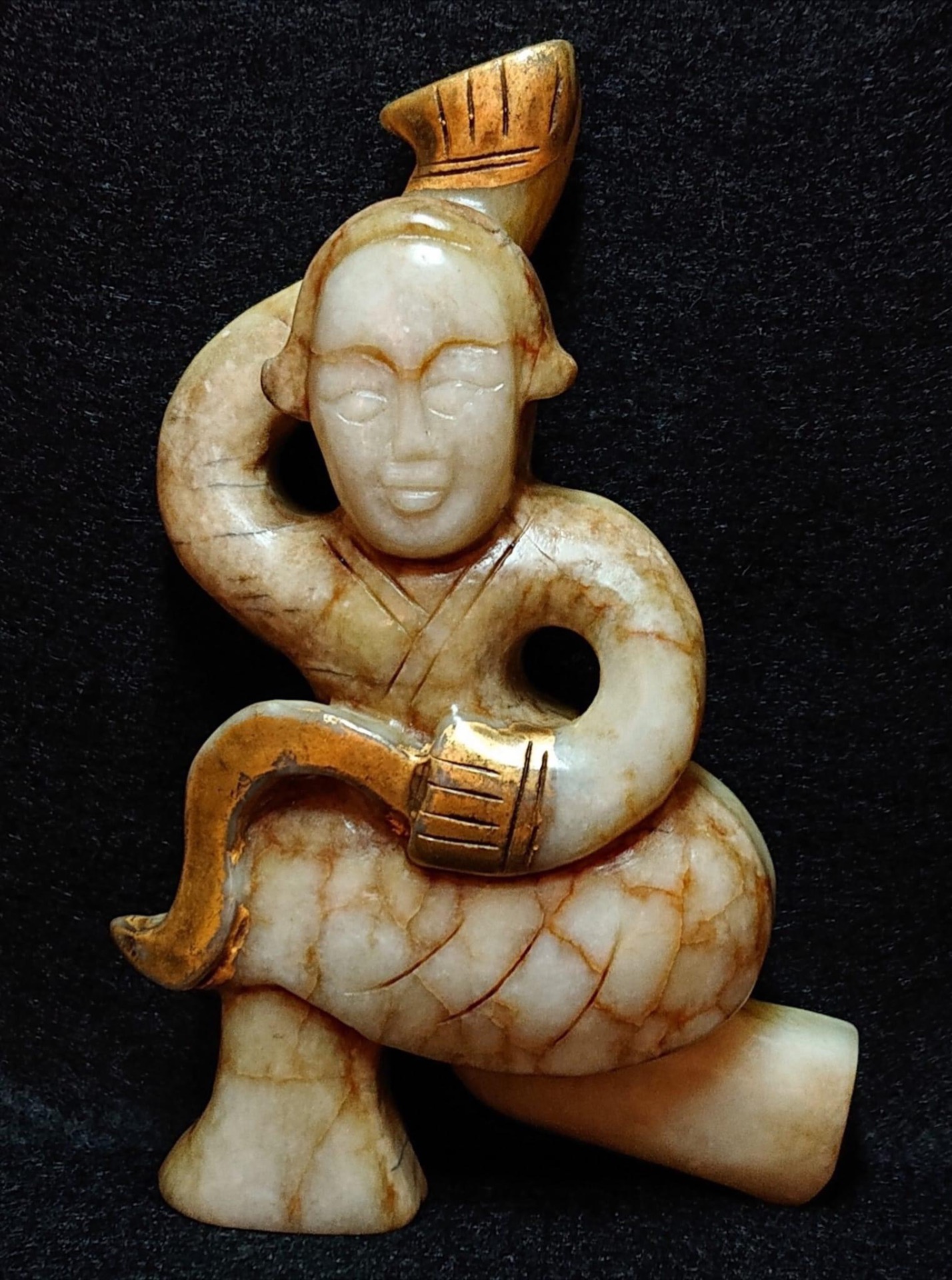藏品：珍藏古玉舞人 尺寸：10.5×6.5×2cm 估價：4600萬港幣  玉舞人在戰國到西漢間，玉石舞藝、玉石造型藝術的經典。