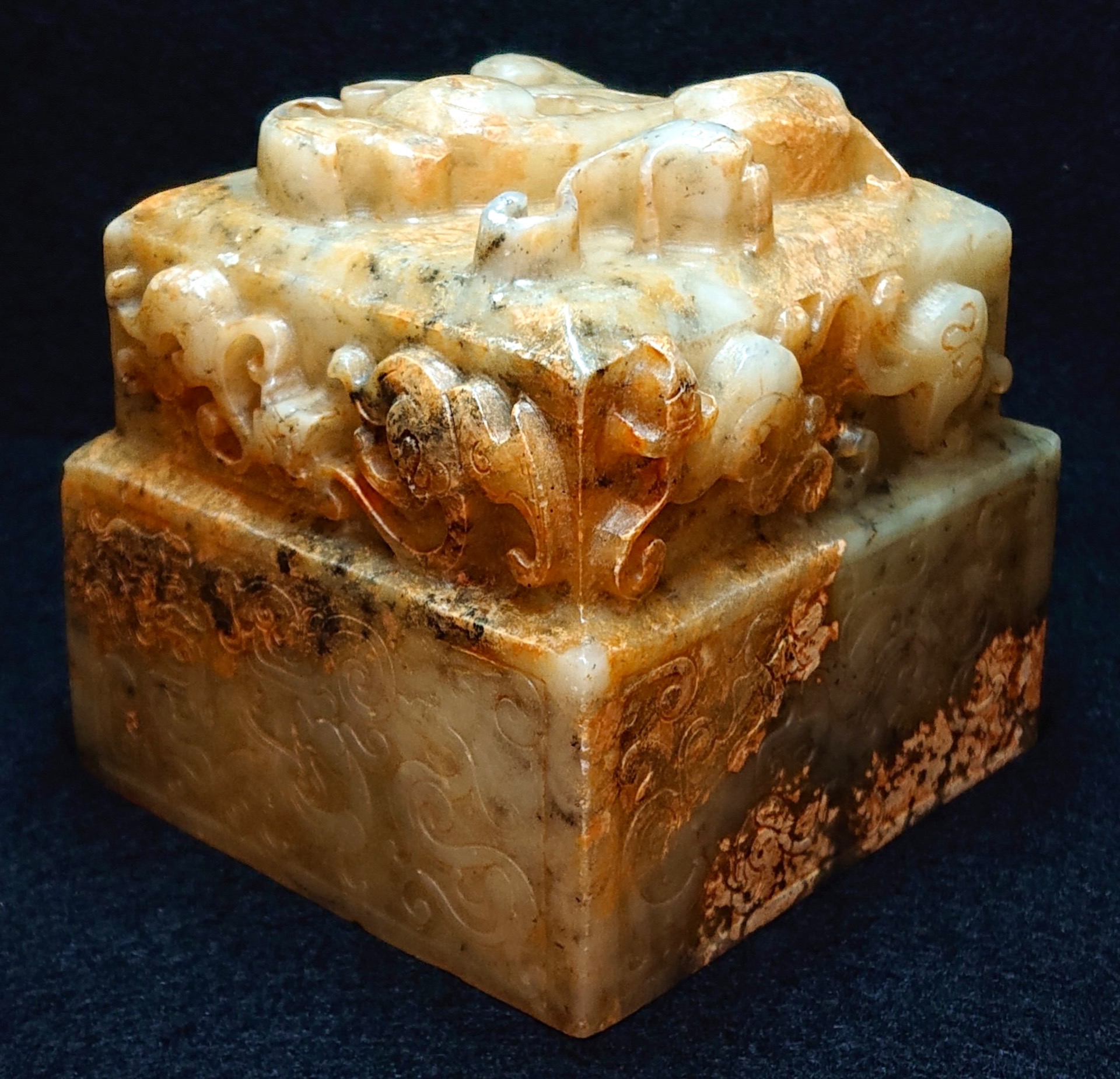 藏品：帝王珍藏玉璽 尺寸：9.5×9.5×10cm 估價：55.9億港幣  玉璽關乎封建國家的根本，故稱之為「國之重器」。誠如乾隆帝所說：「蓋天子所重，以治宇宙，申經綸，莫重於國寶」。