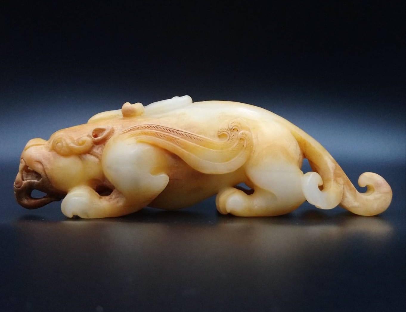 藏品：珍藏玉瑞獸 尺寸：15×5×4cm 估價：7200萬港幣  雕件中的瑞獸很多，玉瑞獸也深受廣大人民群眾的喜愛。