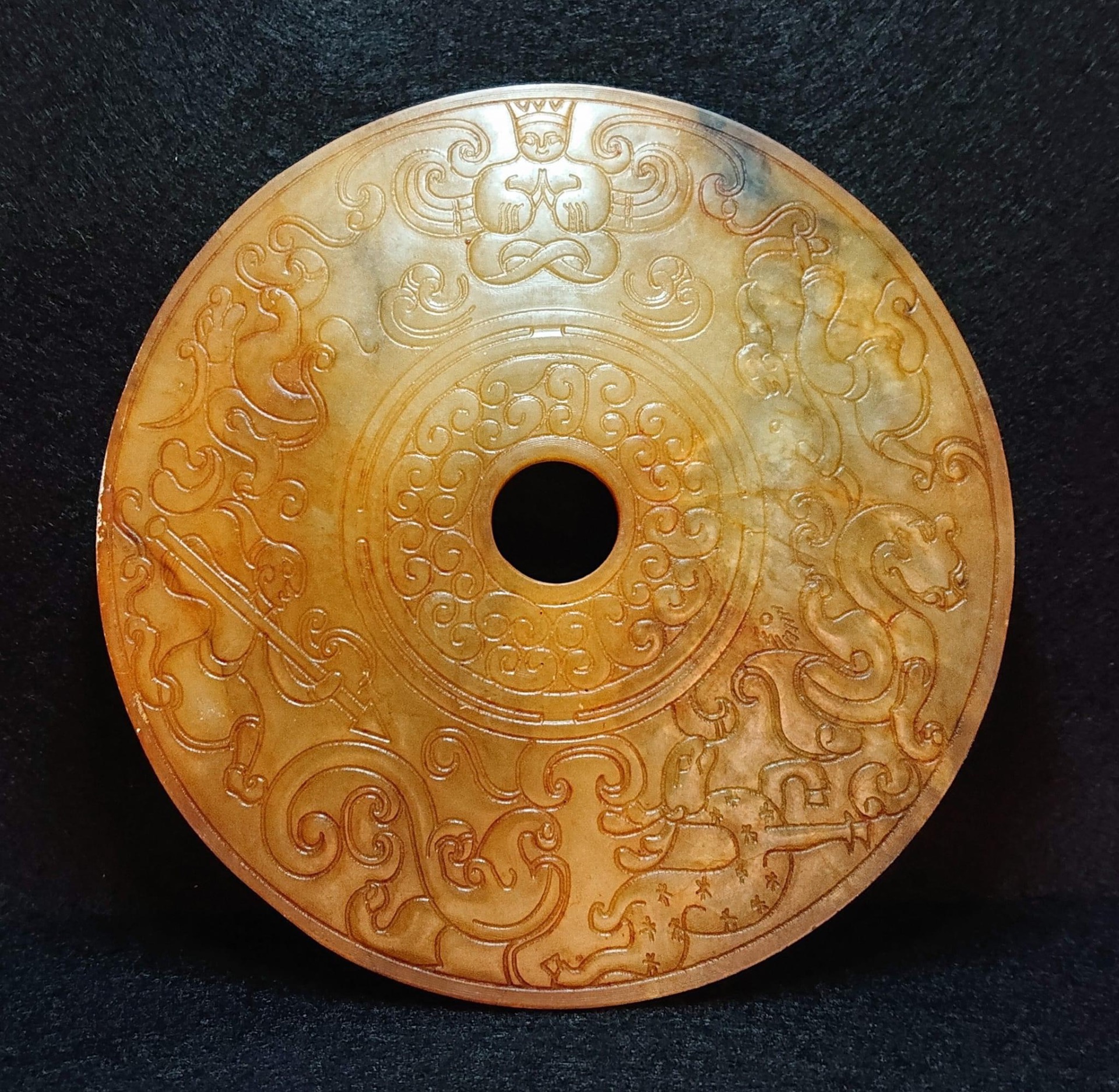 藏品：珍藏古玉璧 尺寸：14×14×0.5cm 估價：1.6億港幣  璧是用於祭天的玉器。玉璧除了作為禮器，也是權力及財富的象徵。