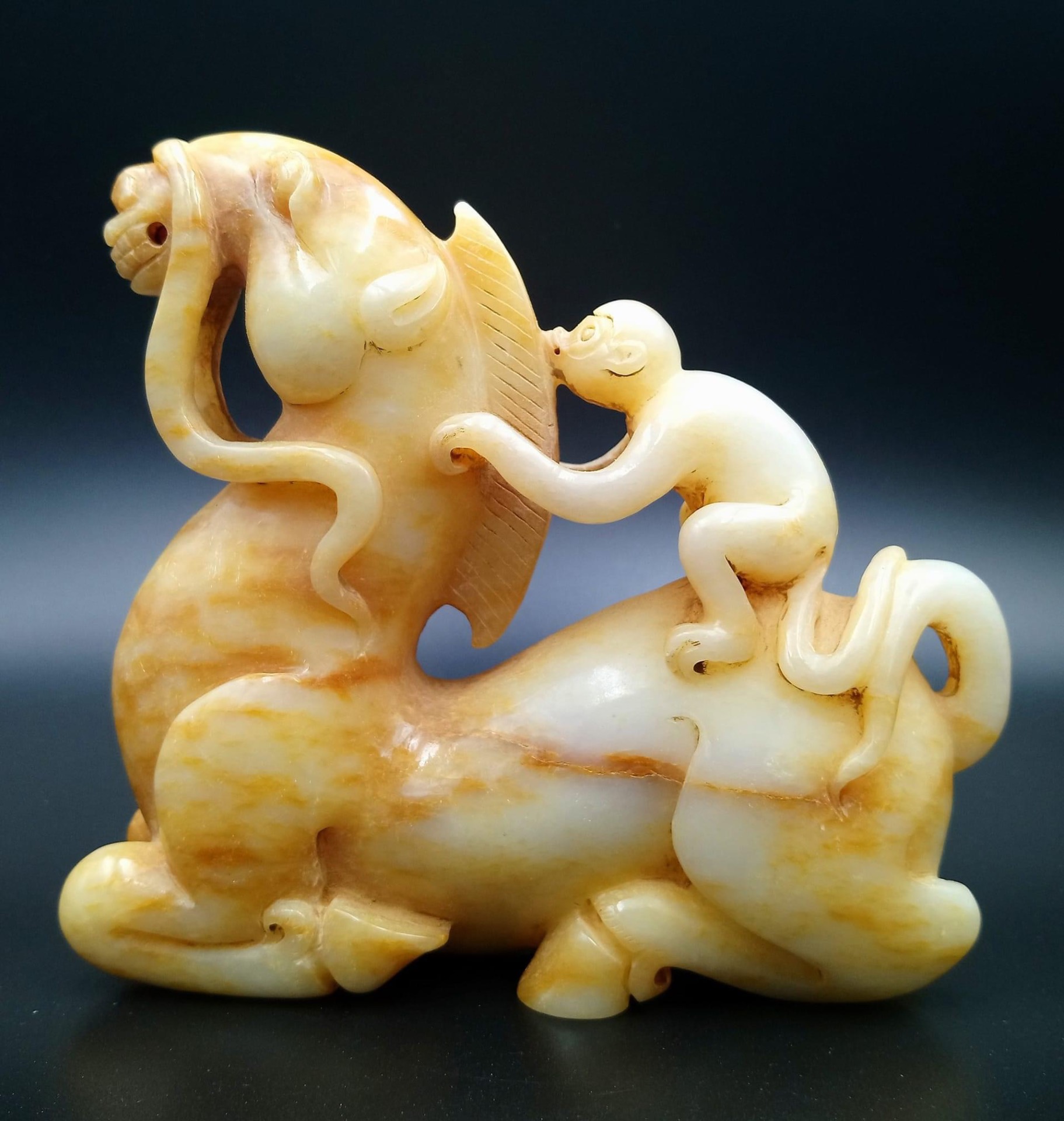 藏品：珍藏玉馬 尺寸：12×10.5×3.5cm 估價：3600萬港幣  馬上封侯，意思是即刻就要受封爵位，做大官。此款和田黃玉馬上封侯擺件，玉質細膩 ，雕工非常精湛，把馬與猴刻畫得非常有生機，寓意吉祥。