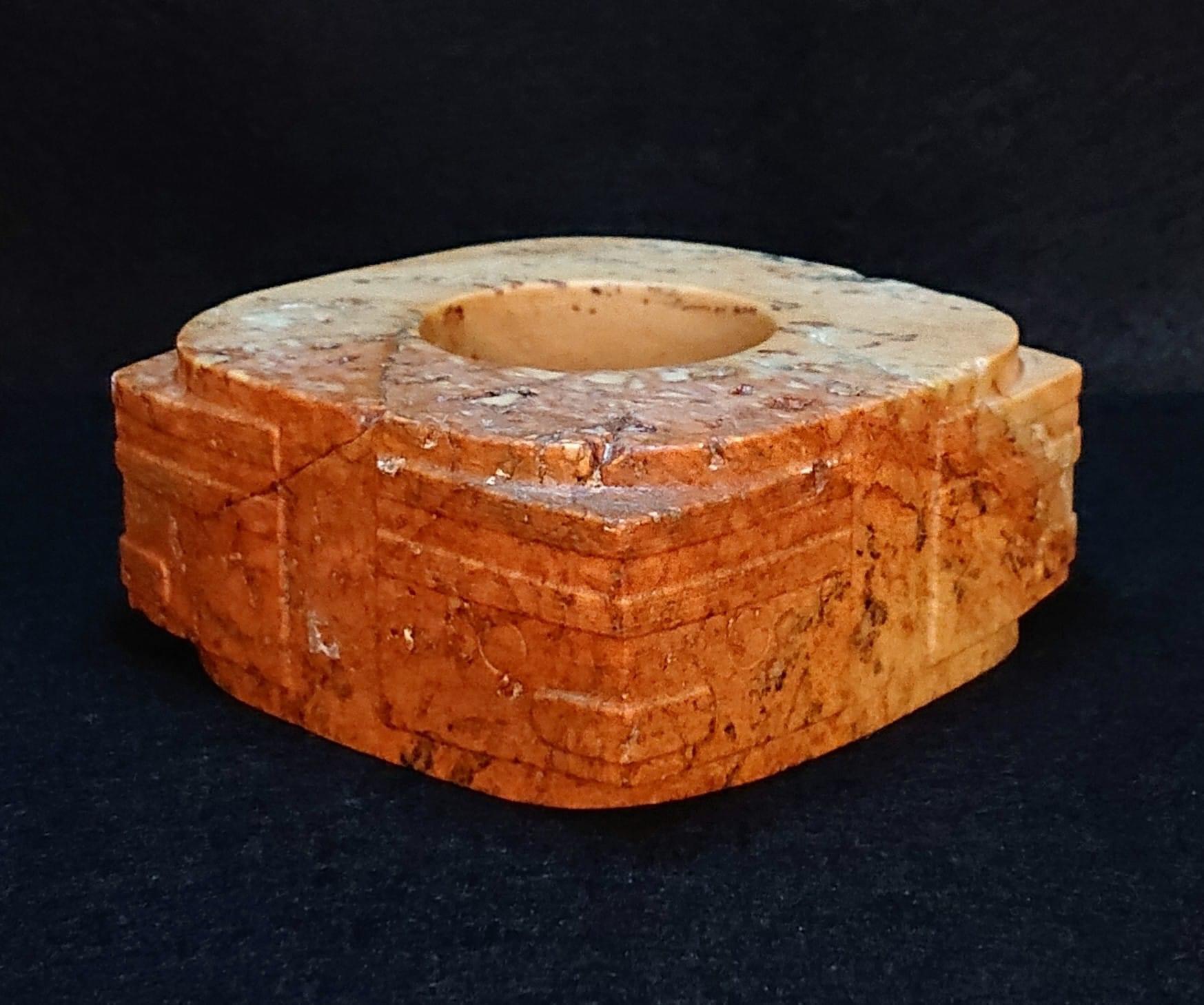 藏品：珍藏古玉琮 尺寸：8.6×8.6×3.2cm 估價：2.8億港幣  玉琮是一種內圓外方的筒形玉器，為中國古代重要禮器之一，產生於大約5100年之前。