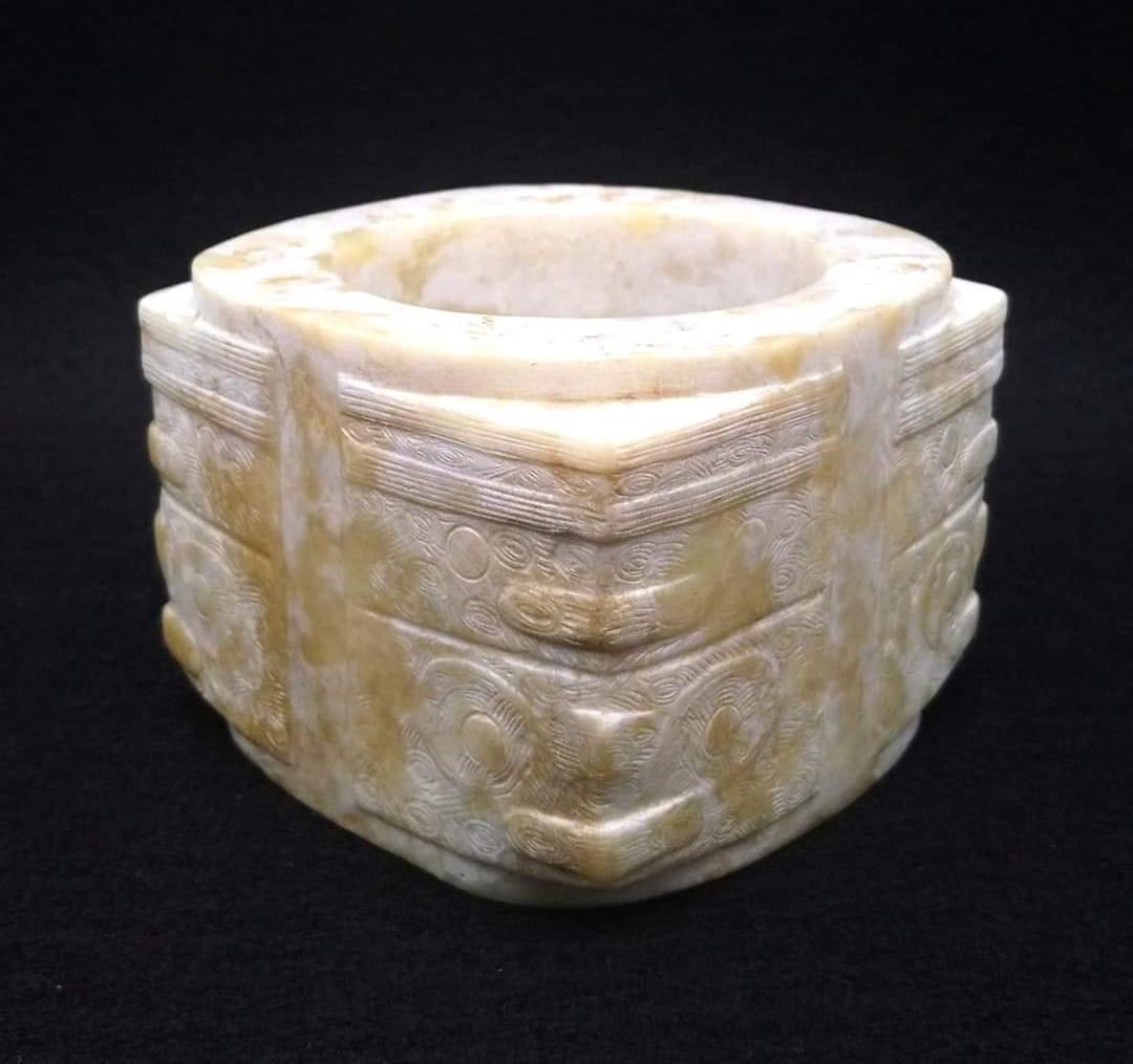 藏品：珍藏玉琮 尺寸：8.5×8.5×6.1cm 估價：5.5億港幣  玉琮是一種內圓外方的筒形玉器，為中國古代重要禮器之一，產生於大約5100年之前。