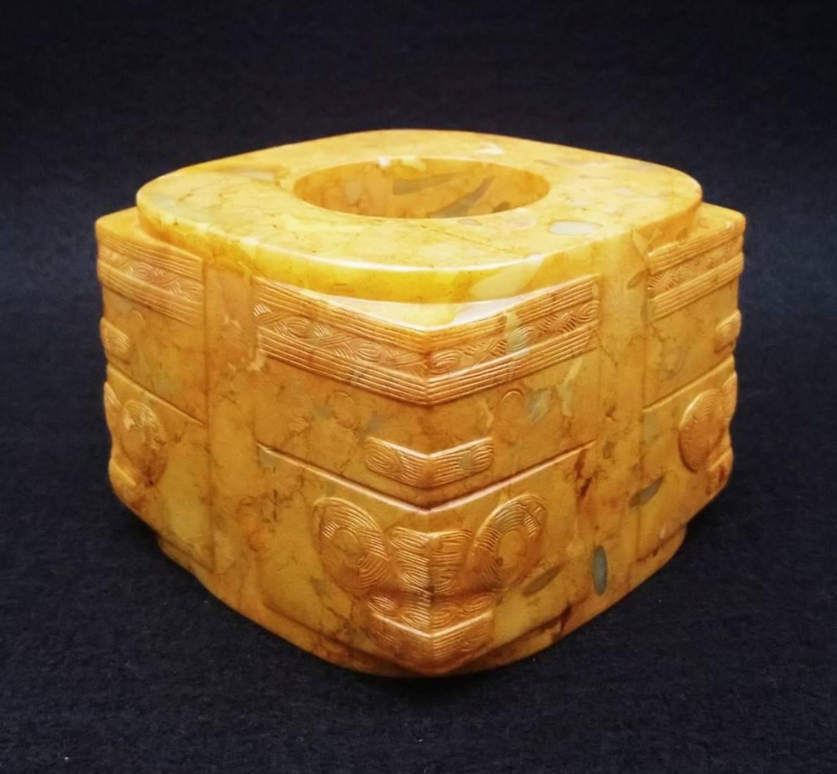 藏品：珍藏玉琮 尺寸：8×8×6cm 估價：6.6億港幣  玉琮是一種內圓外方的筒形玉器，為中國古代重要禮器之一，產生於大約5100年之前。