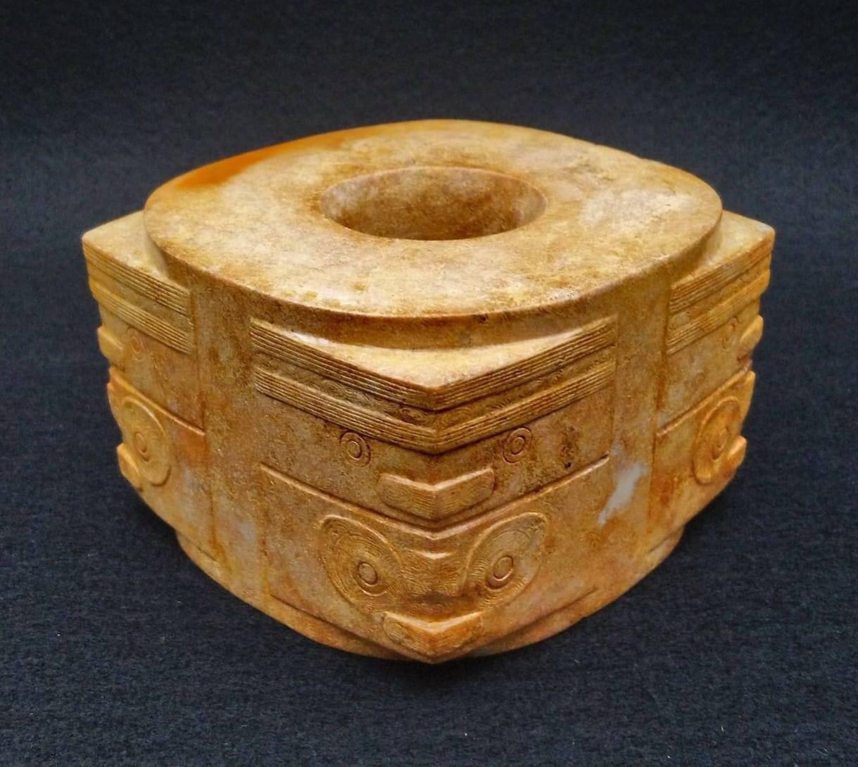 藏品：帝王珍藏玉琮 尺寸：9.1×9.1×6.2cm 估價：15.8億港幣  玉琮是一種內圓外方的筒形玉器，為中國古代重要禮器之一，產生於大約5100年之前。