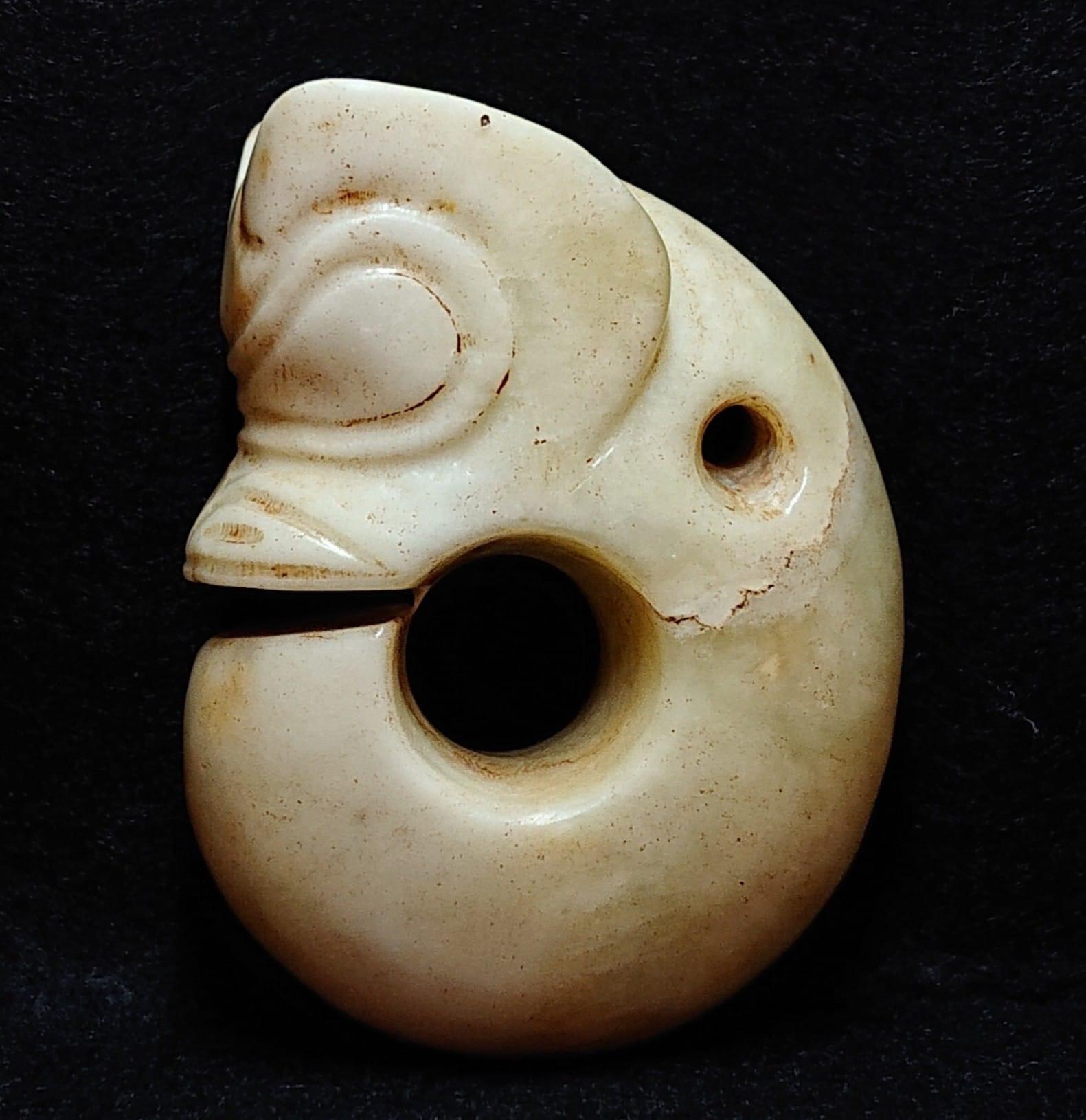 藏品：珍藏玉豬龍 尺寸：8.3×6×2.9cm 估價：3.2億港幣  「玉豬龍」應是一種神器，一種紅山先民所崇拜且代表其祖先神靈的圖騰物。