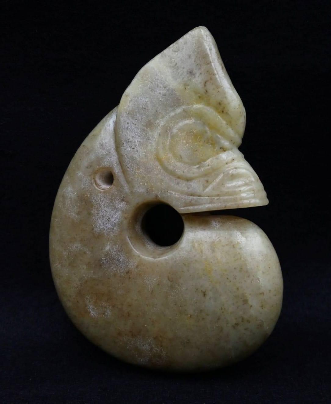 藏品：帝王珍藏玉豬龍 尺寸：13.5×11×3.3cm 估價：16.8億港幣  「玉豬龍」應是一種神器，一種紅山先民所崇拜且代表其祖先神靈的圖騰物。