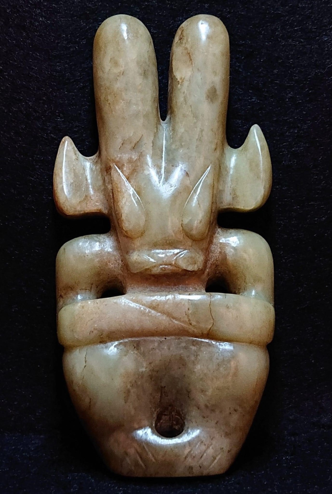藏品：帝王珍藏太陽神 尺寸：11.8×5.8×2cm 估價：6.8億港幣  太陽被視爲掌管大自然萬物生態的神祇，玉太陽神爲圖騰崇拜的對象之一。