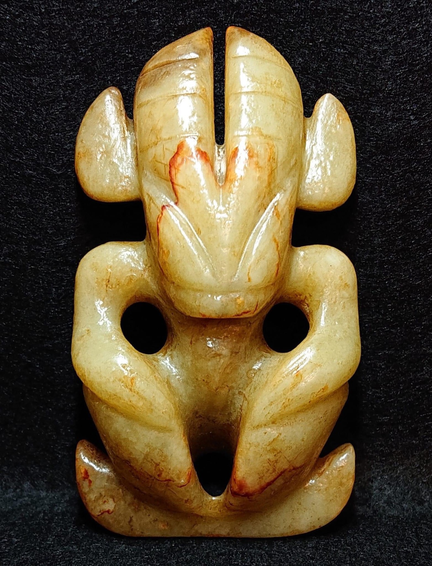 藏品：帝王珍藏玉太陽神 尺寸：11×6×2cm 估價：18.8億港幣  太陽神被視爲掌管大自然萬物生態的神祇，更是先民們崇拜的對象之一。