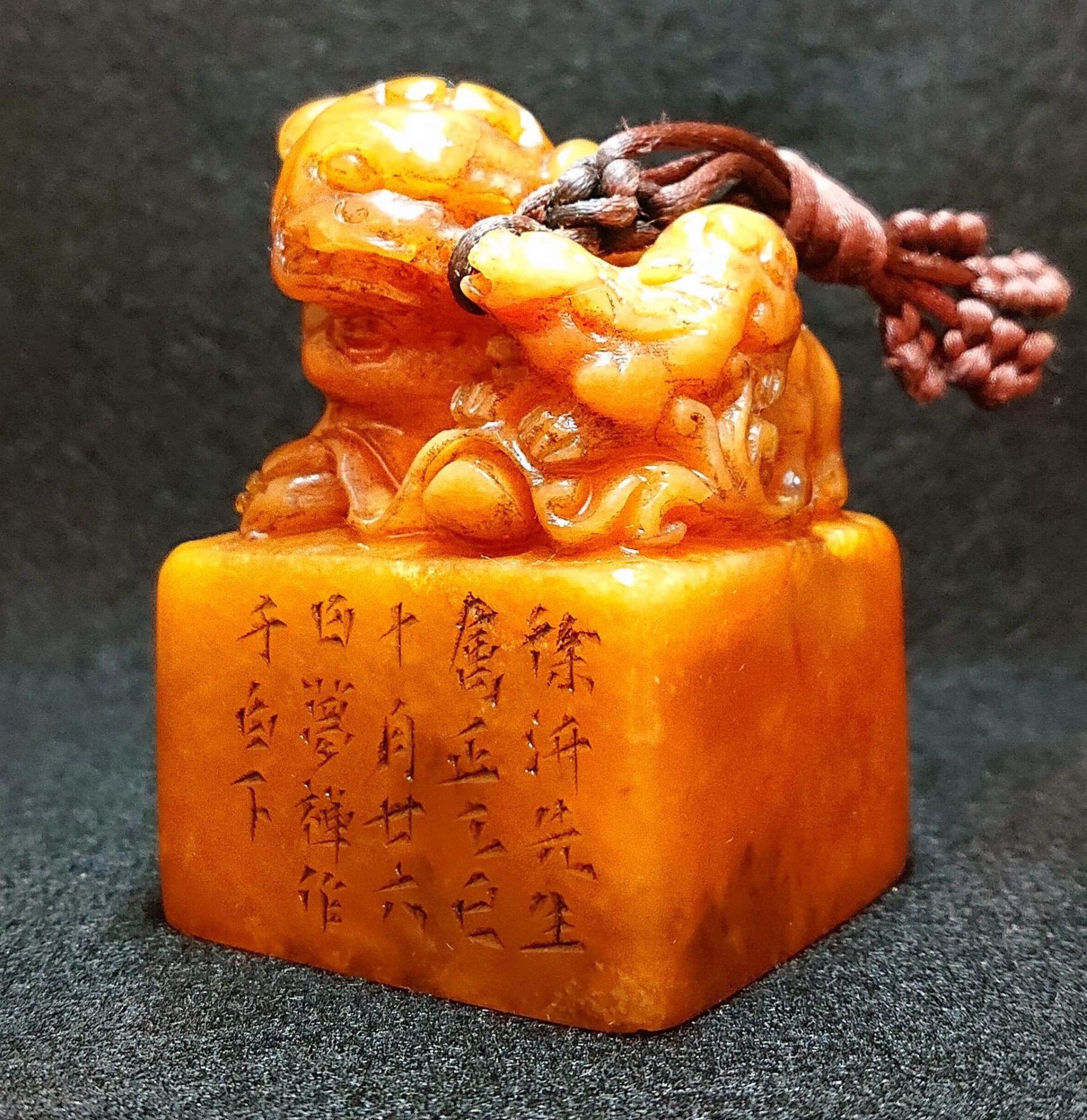 作者：名篆刻家鄒夢禪 藏品：田黃凍石章 估價：7500萬港幣 重量：453公克  田黃凍石是壽山田黃石中的珍品，田黃凍石通體明透，似凝固的蜂蜜，潤澤無比。