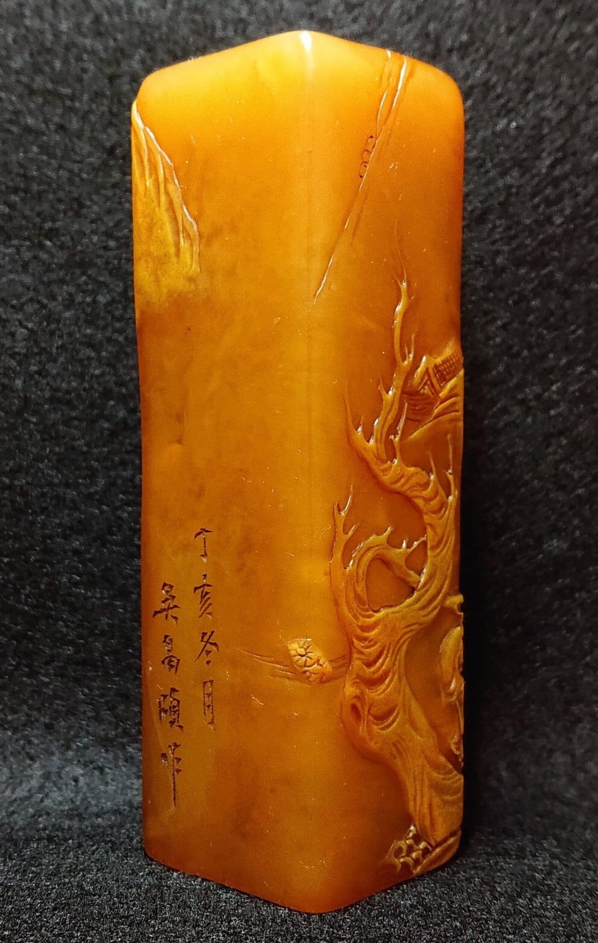 作者：名篆刻家吳昌碩 藏品：田黃石章 估價：5800萬港幣 重量：313公克  田黃是壽山石中的極品。田黃素有「萬石之王」的尊稱。