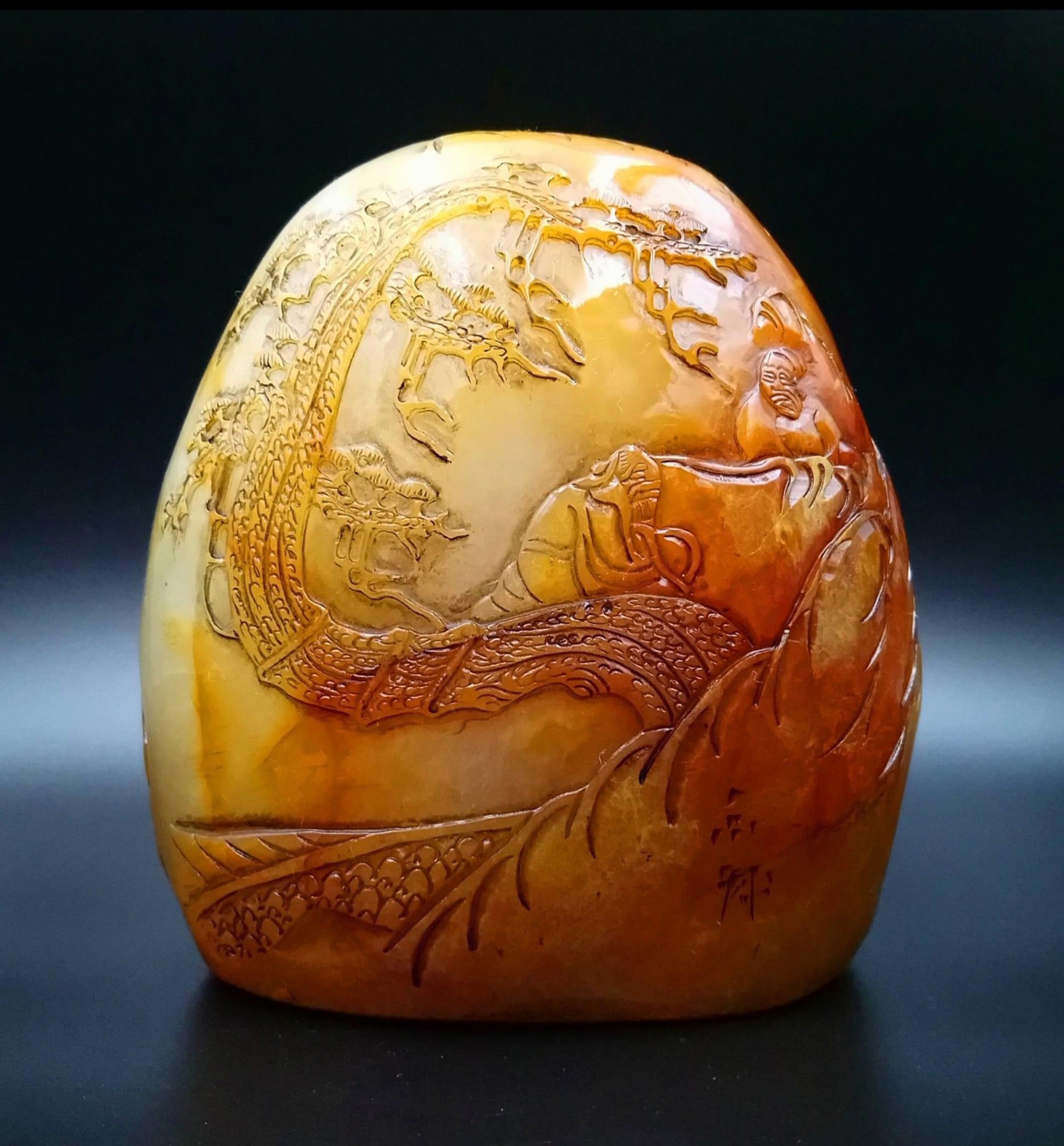 作者：名篆刻家郭懋介 藏品：田黃石閒章 估價：8800萬港幣 重量：1424公克  田黃是壽山石中的極品。田黃素有「萬石之王」的尊稱。