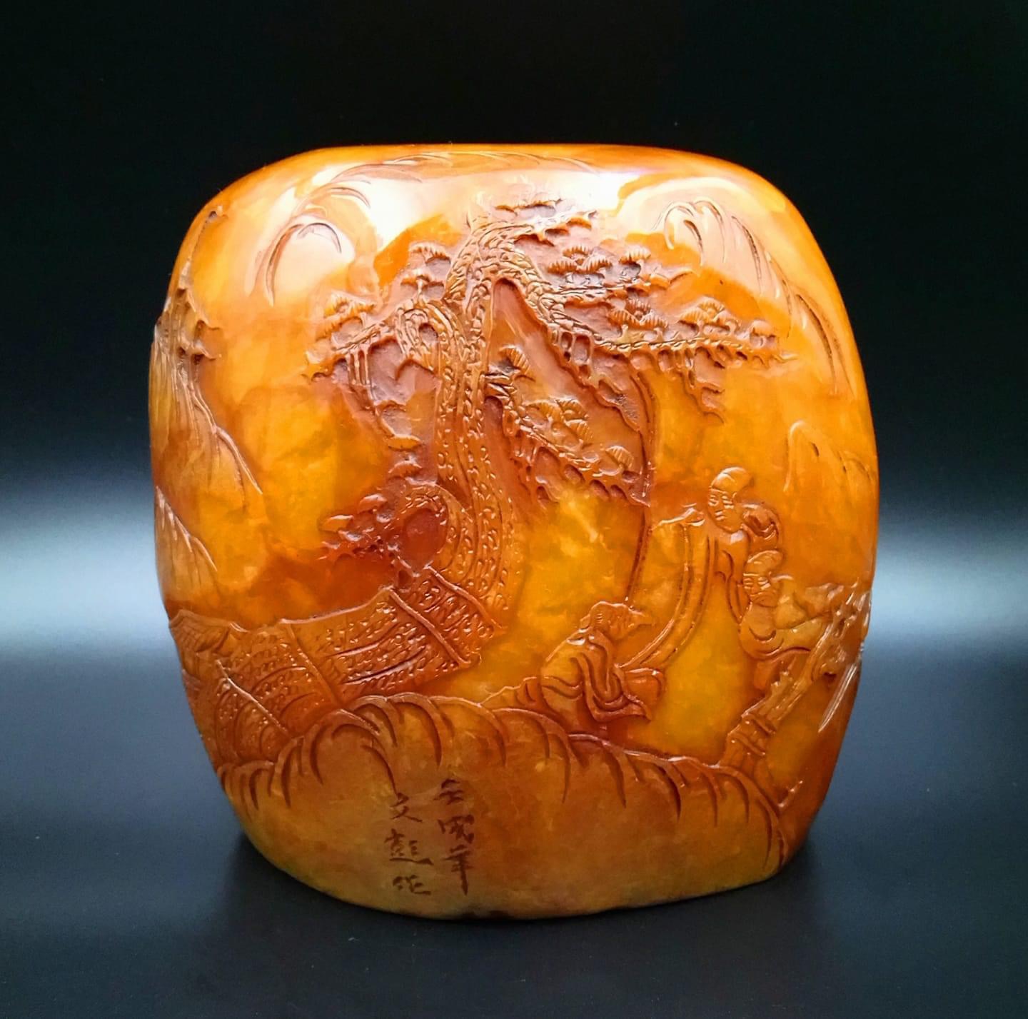作者：名篆刻家文彭 藏品：田黃石閒章 估價：2.5億港幣 重量：2142公克  田黃是壽山石中的極品。田黃素有「萬石之王」的尊稱。
