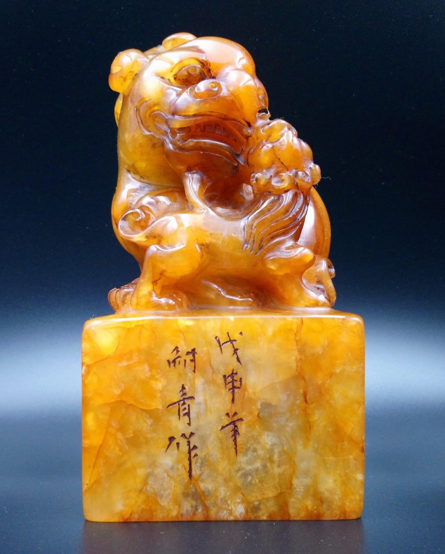 作者：名篆刻家耐青 藏品：田黃凍石章 估價：2.8億港幣 重量：1871公克  田黃凍石是壽山田黃石中的珍品，田黃凍石通體明透，似凝固的蜂蜜，潤澤無比。