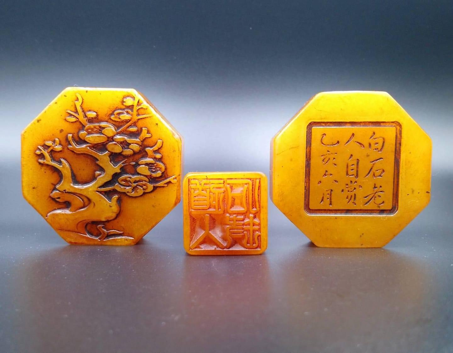 藏品：齊白石田黃印組 重量：246公克 估價：3000萬港幣  田黃石是中國的瑰寶，自古以來田黃都是用來雕刻皇帝的玉璽。
