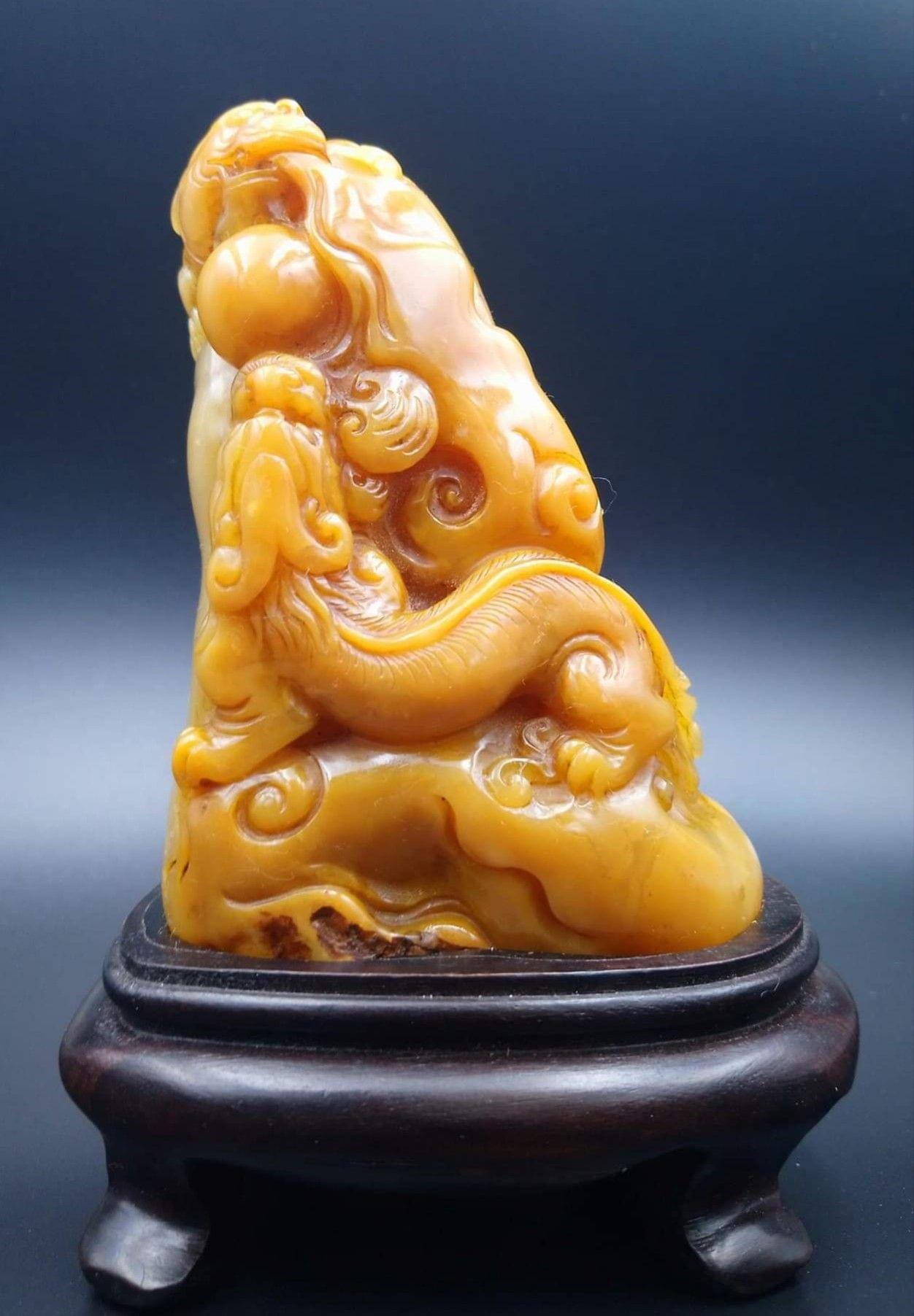 作者：御用篆刻家周尚均 藏品：金裹銀田黃 重量：446公克 估價：6800萬港幣  田黃是壽山石中的極品。田黃素有「萬石之王」的尊稱。