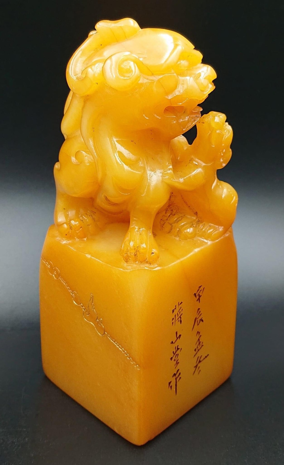 作者：名篆刻家蔣山堂 藏品：珍藏極品田黃 估價：3.6億港幣 重量：1076公克  田黃凍石是壽山田黃石中的珍品，田黃凍石通體明透，似凝固的蜂蜜，潤澤無比。
